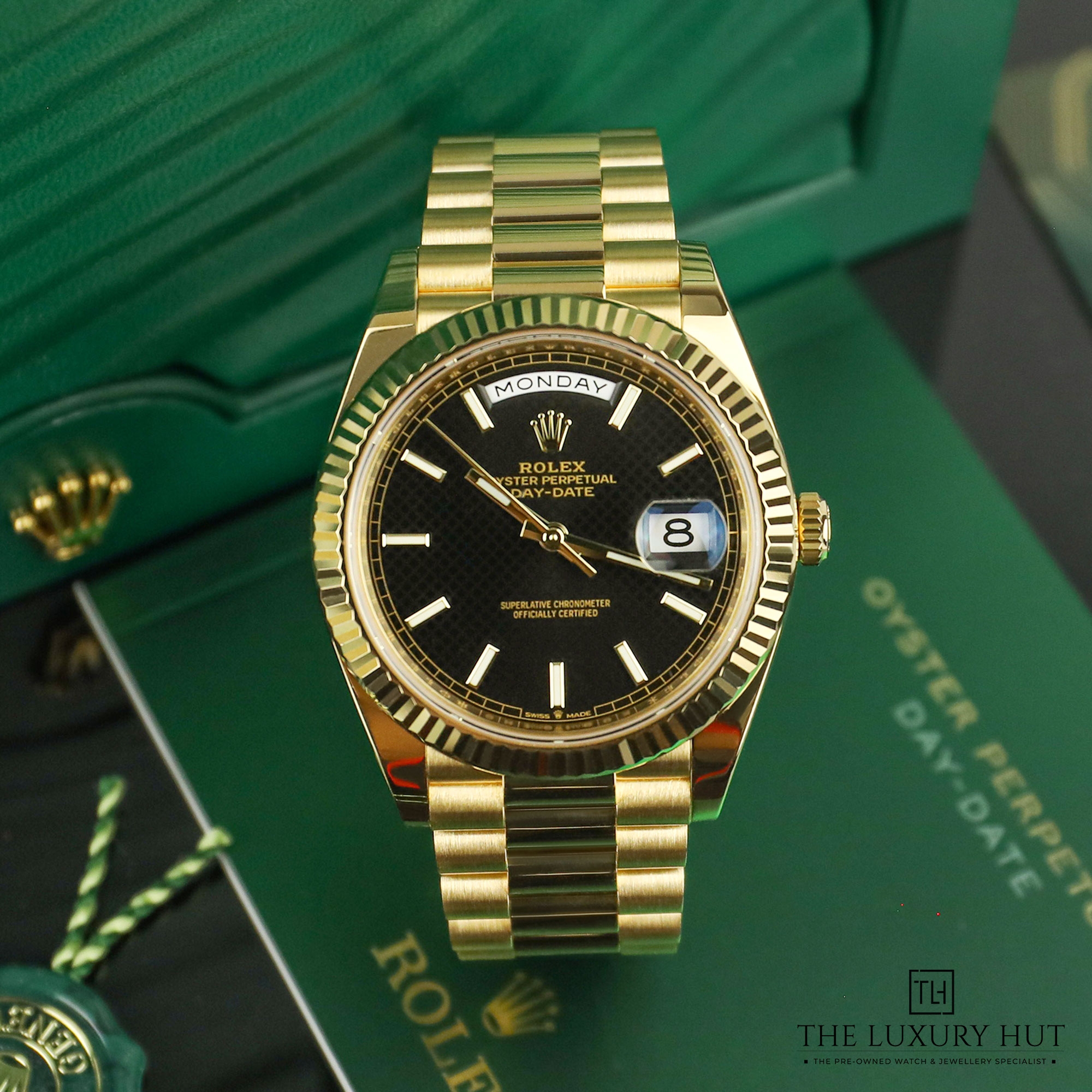 2024/08/Rolex_Day-Date_40_Yellow_Gold_Black_Motif_51006-b.jpg