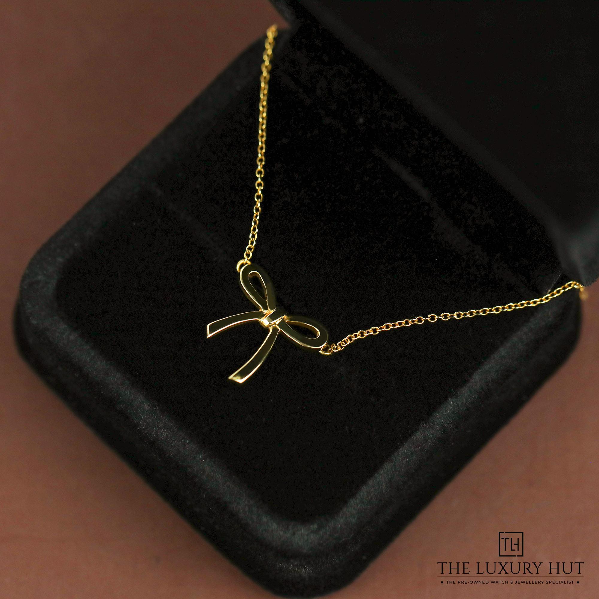 2024/11/Tiffany_Yellow_Gold_Ribbon_Pendant_LB398-e.jpg