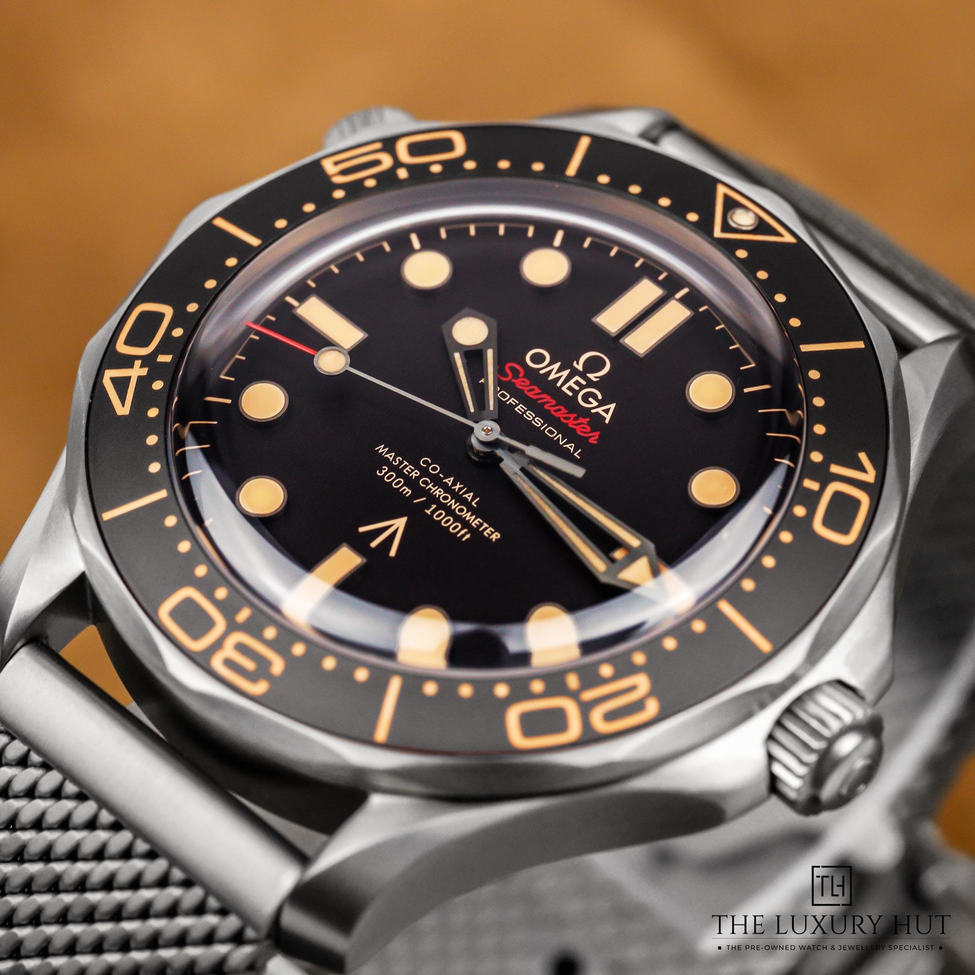 2024/12/Omega_Seamaster_James_Bond_Titanium_LB438-e.jpg