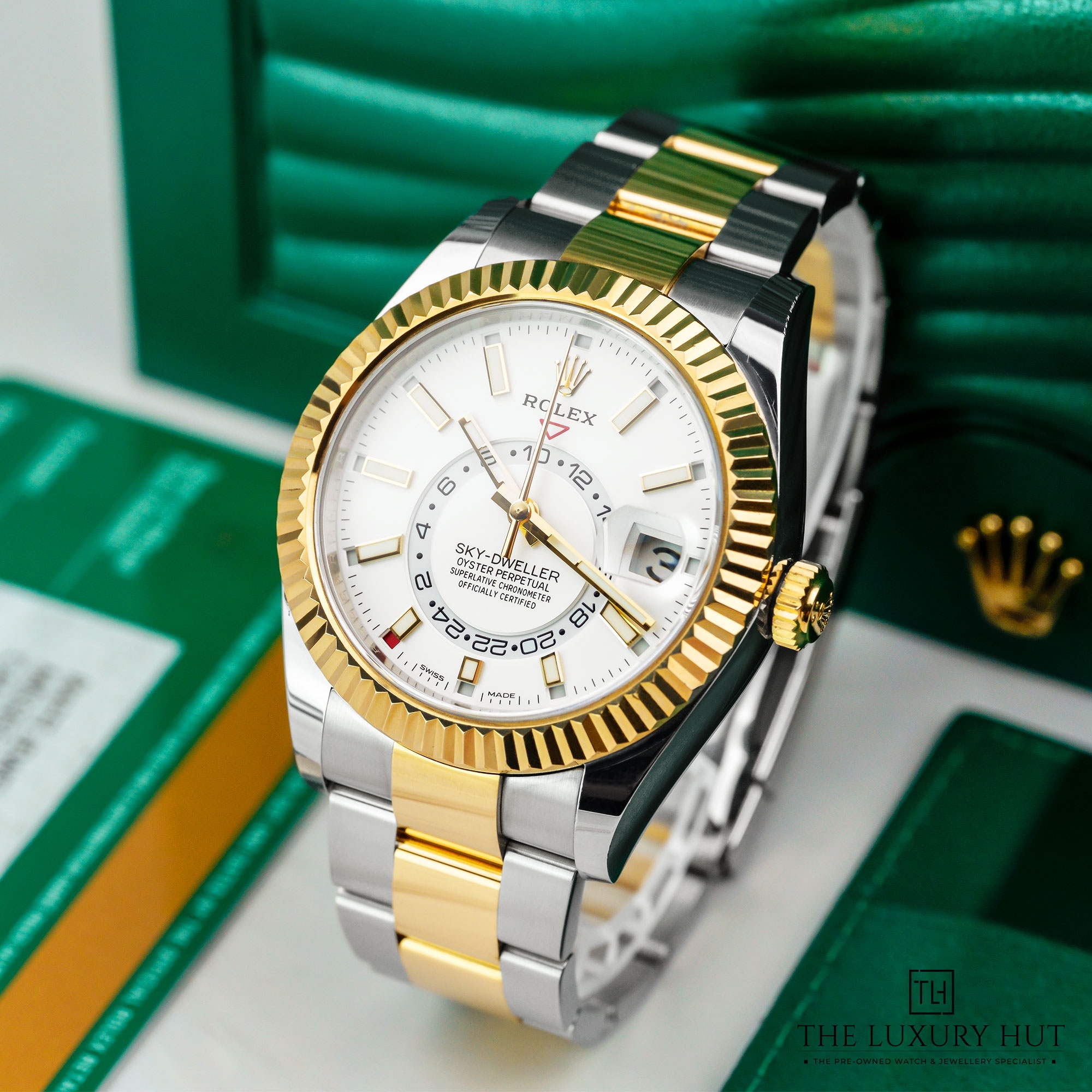 2024/12/Rolex_Sky-Dweller_Bi-Metal_42_White_Dial_51357-b.jpg