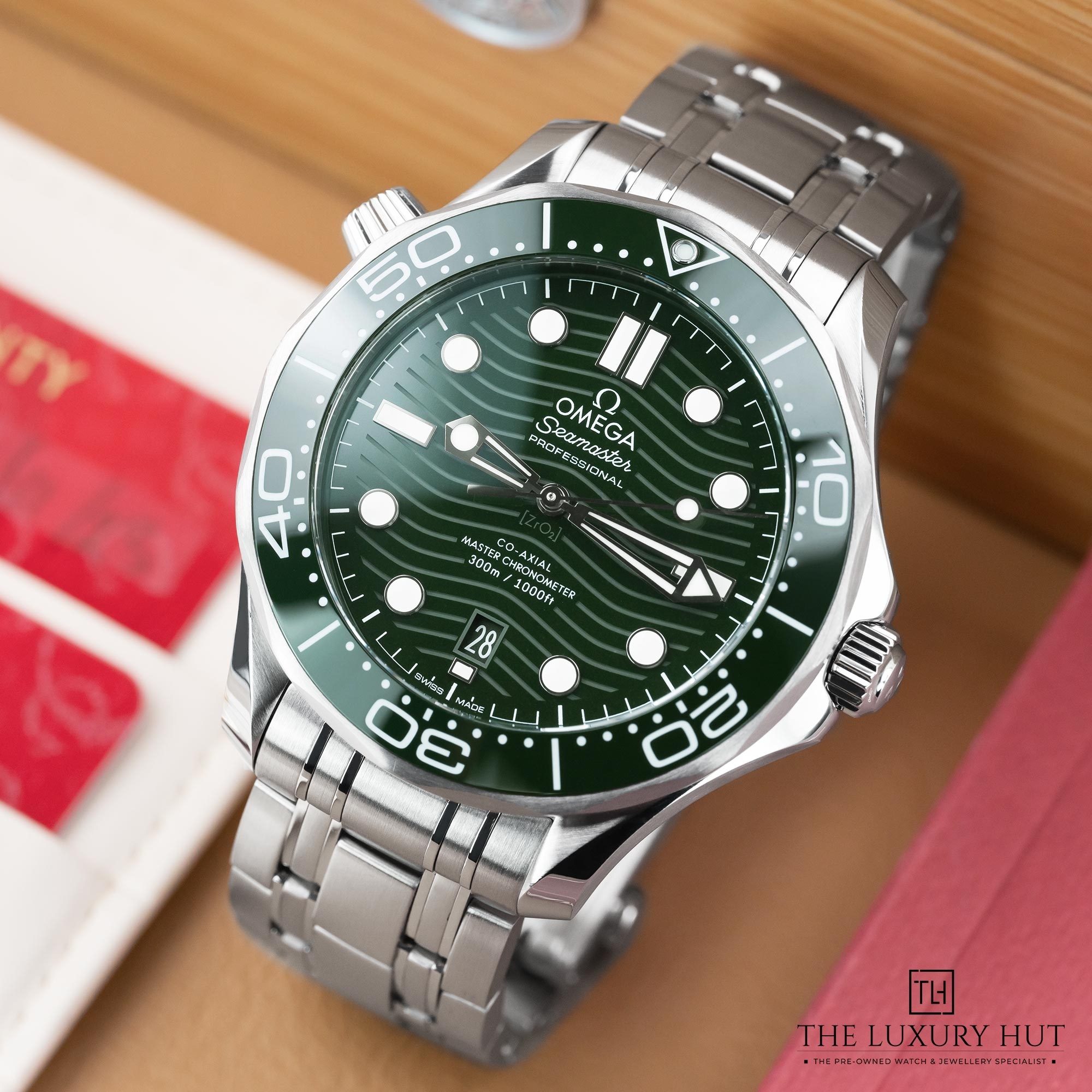 2025/01/Omega_Seamaster_Diver_300M_Green_Dial-LB469-b.jpg