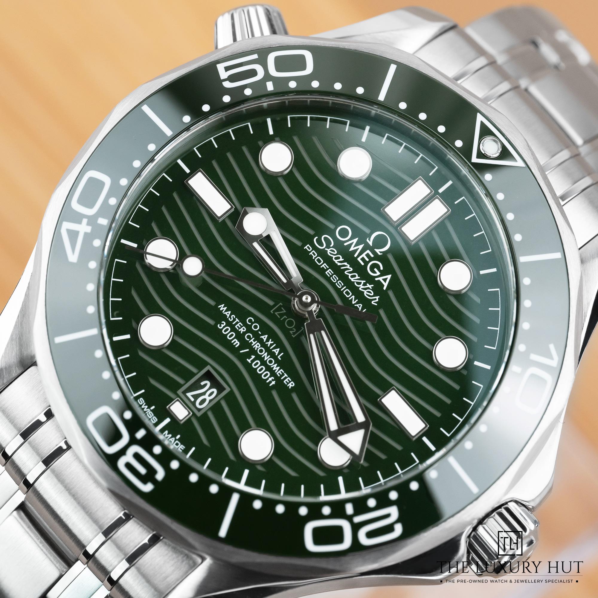 2025/01/Omega_Seamaster_Diver_300M_Green_Dial-LB469-e.jpg