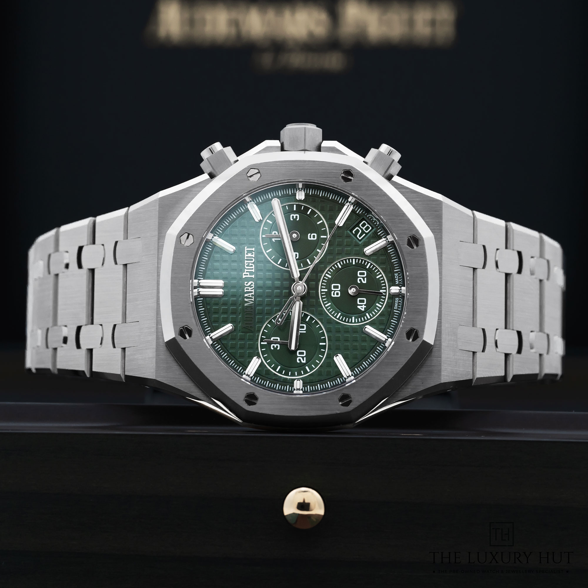 2025/04/AP_Royal_Oak_Chronograph_Steel_Khaki_Green_LB582-c.jpg