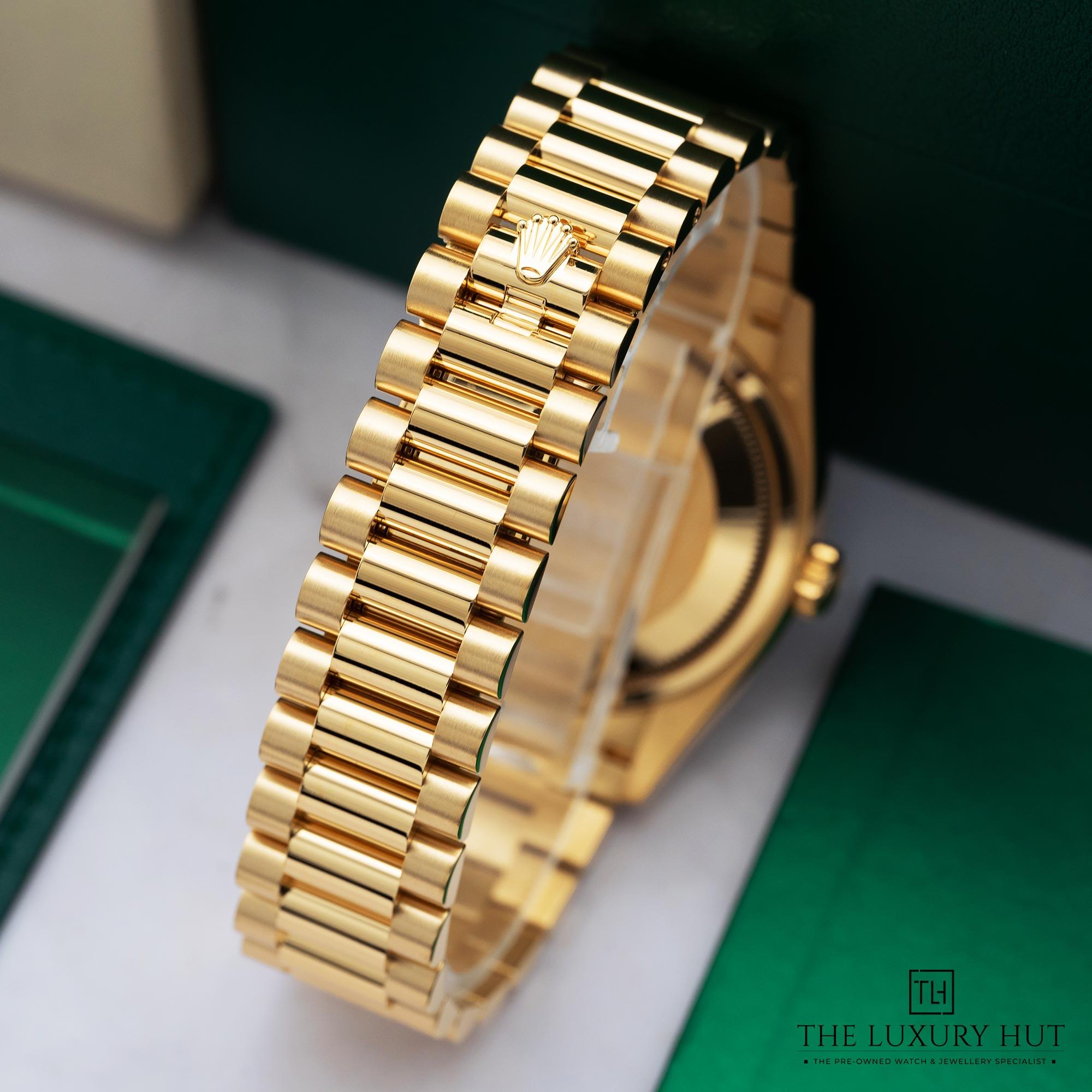 2025/08/Rolex_Day-Date_36_Gold_White_Roman_Dial_52097-d.jpg