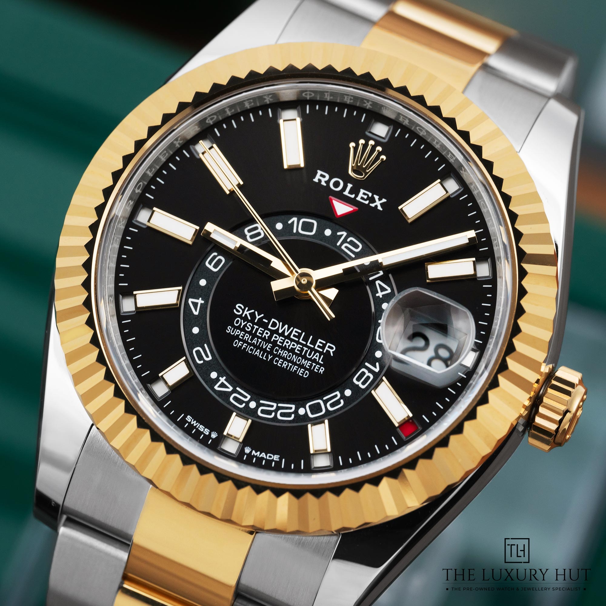 2025/08/Rolex_Sky-Dweller_Bi-Metal_42mm_Black_Dial_52104-e.jpg