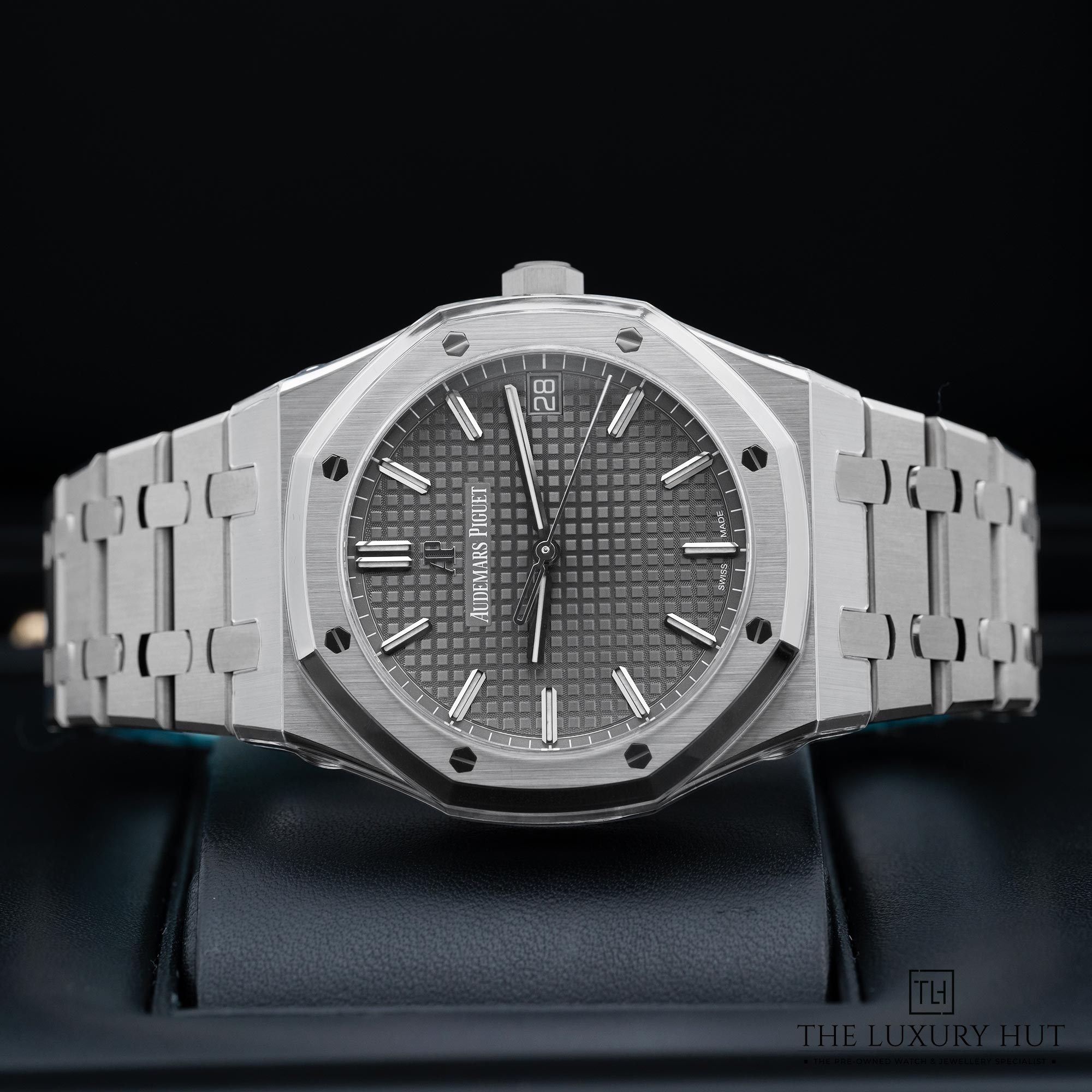 2025/09/Audemars_Piguet_Royal_Oak_Slate_Grey_Tapisserie_52175-b.jpg