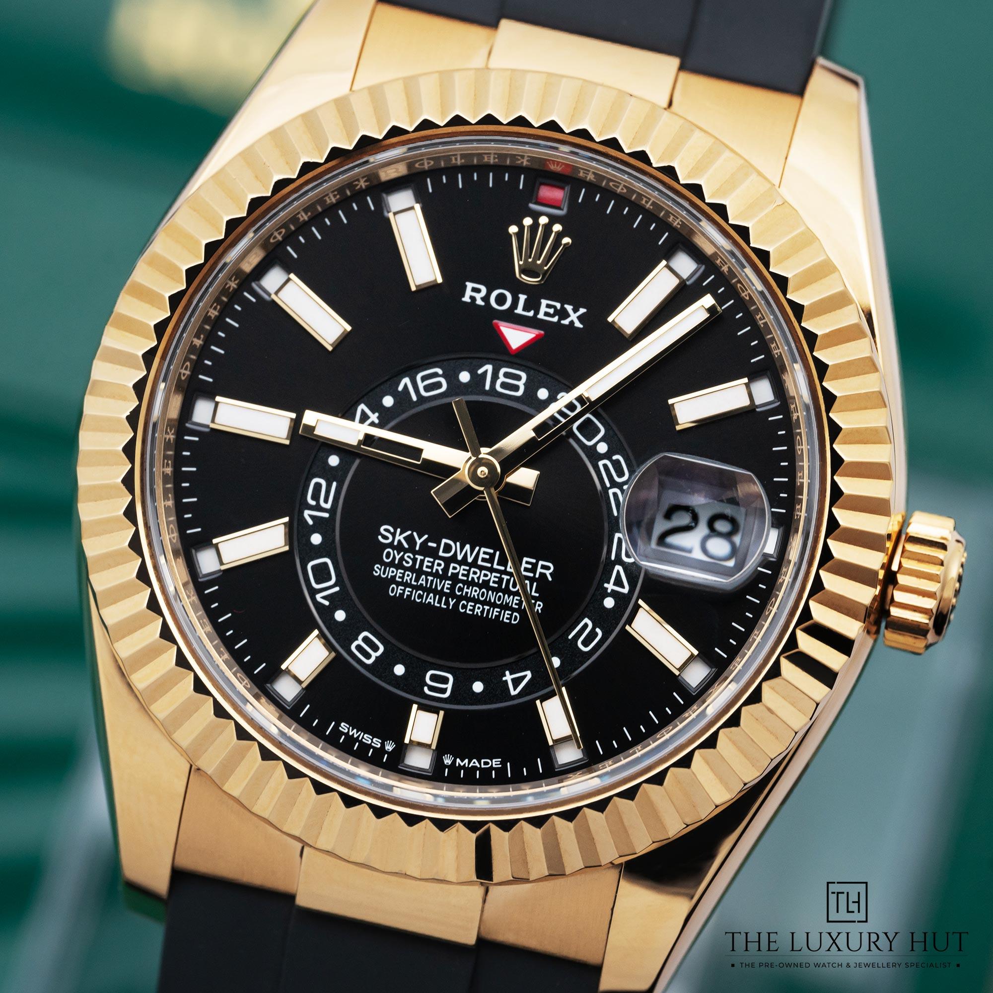 2025/09/Rolex_Sky-Dweller_Yellow_Gold_42mm_Black_Dial_52128-e.jpg