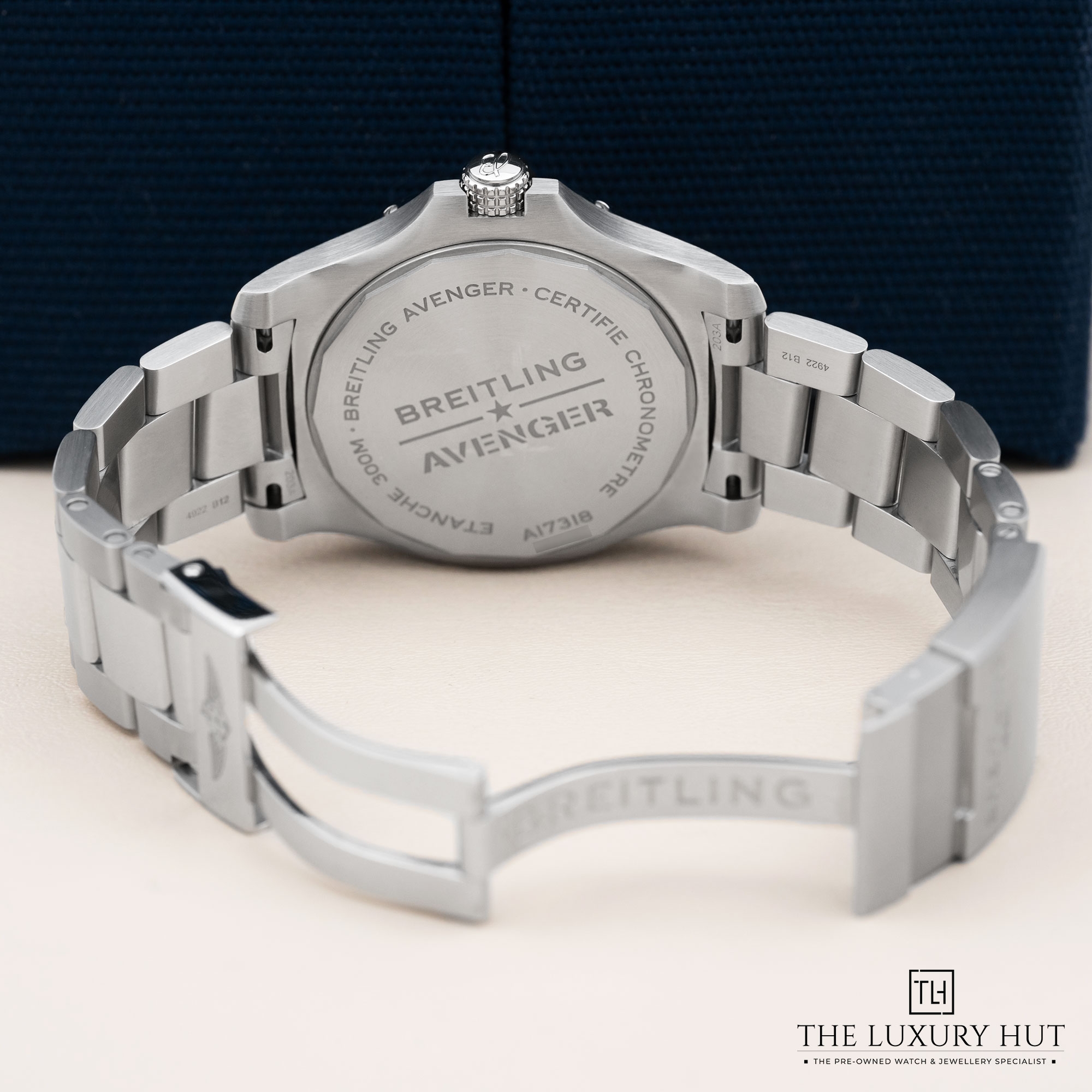 2025/10/1b776062-d9dd-4aa9-b78c-36ea3fe19492Breitling_Avenger_43mm_Steel_Black_Baton_Dial_52323-c.jpg