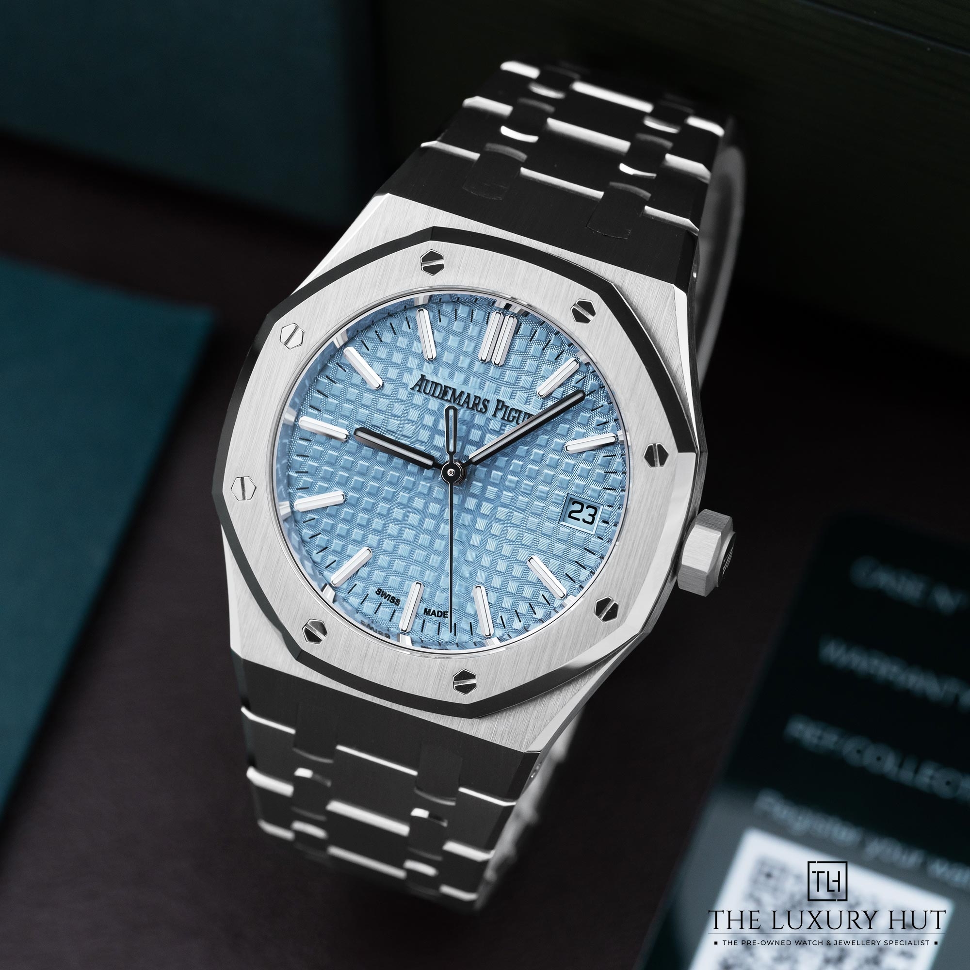 2025/10/389b78b5-fb8e-4580-8183-081bfbe6f0b6Audemars_Piguet_Royal_Oak_Steel_37_Ice_Blue_Dial_Update_LB702-b.jpg