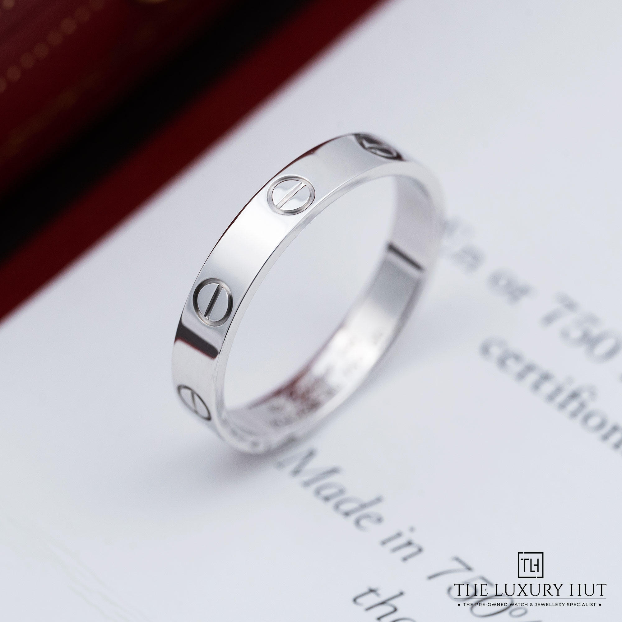 2025/10/592ddf92-056a-4913-8b97-60a337c6e507Cartier_LOVE_Small_White-Gold_Wedding_Band_LB721-b.jpg