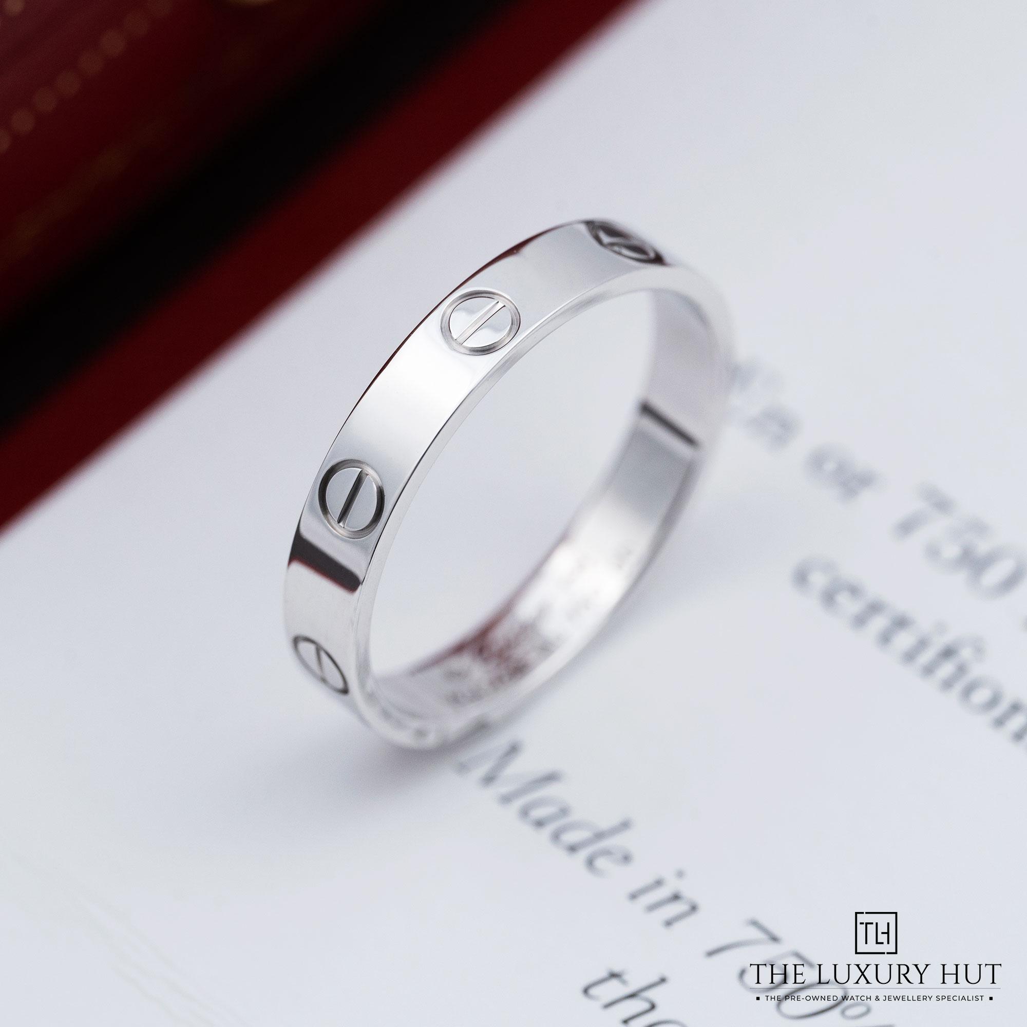 2025/10/592ddf92-056a-4913-8b97-60a337c6e507Cartier_LOVE_Small_White-Gold_Wedding_Band_LB721-b.jpg