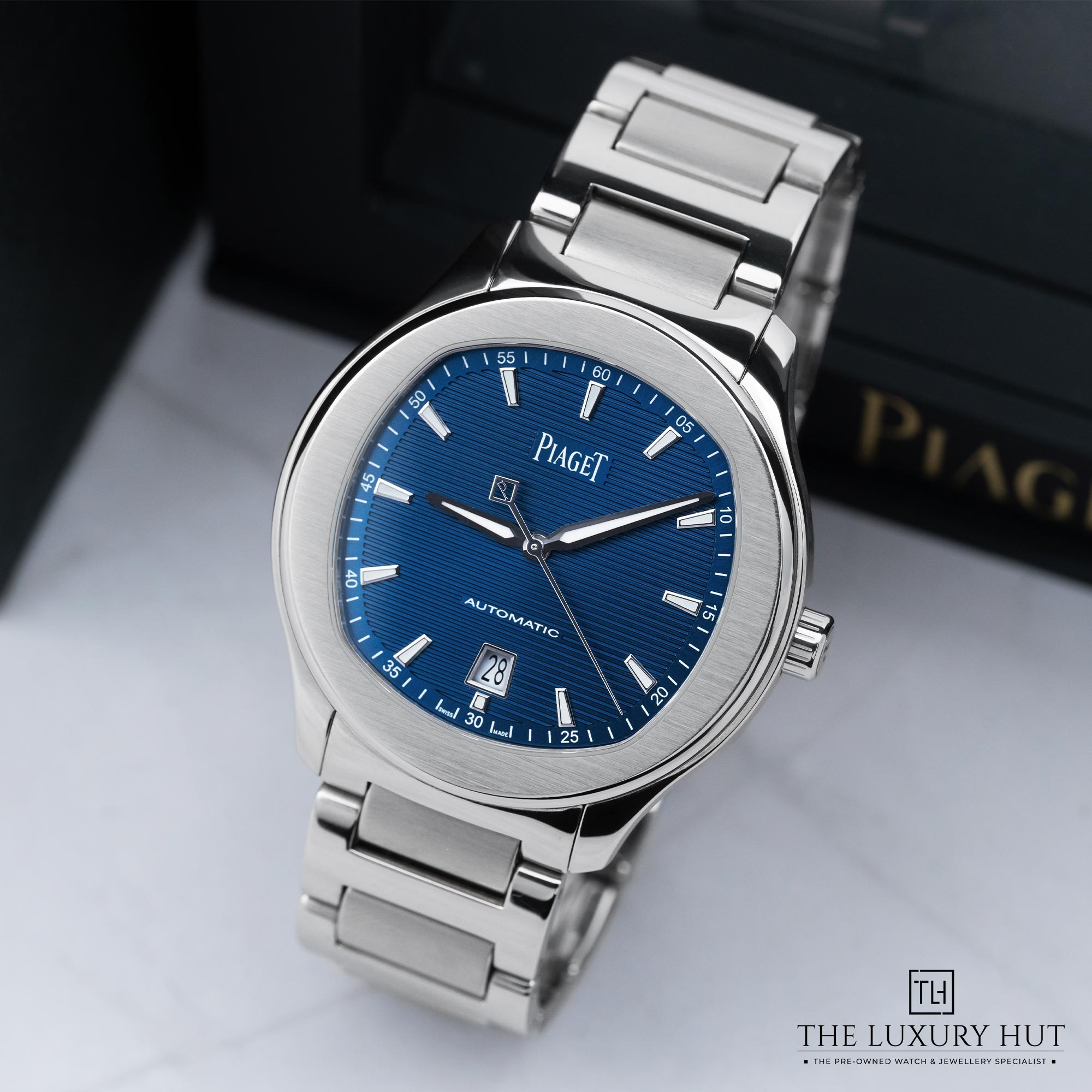 2025/10/b46db478-aac4-4f82-852f-e1bdc3be4ca1Piaget_Polo_Date_Steel_Blue_Horizontal_Guilloché_52259-b.jpg