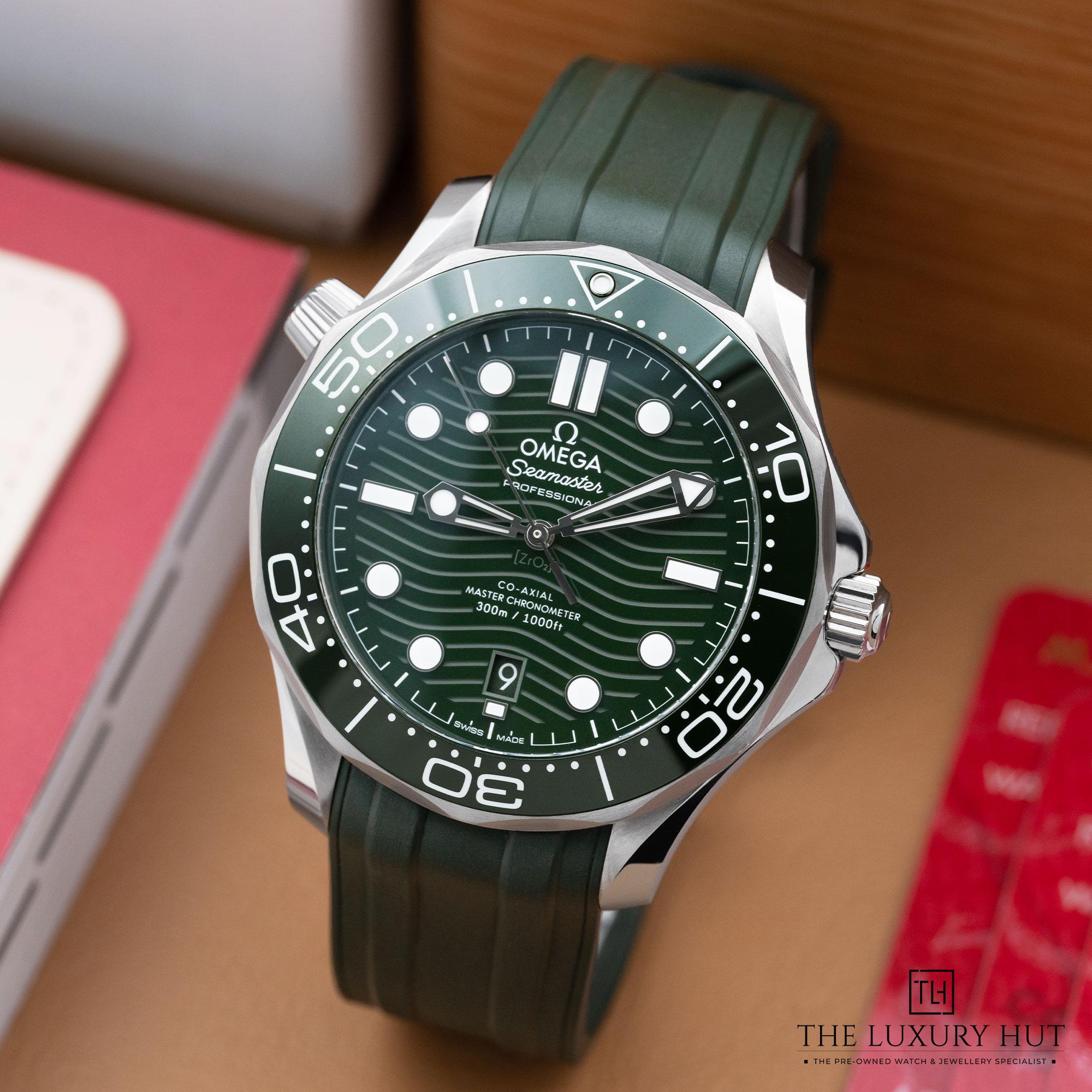 2025/10/eb725efd-78ba-49e2-acdb-dd3b3cee5885Omega_Seamaster_Diver_300M_42mm_Green_Dial_52322-b.jpg