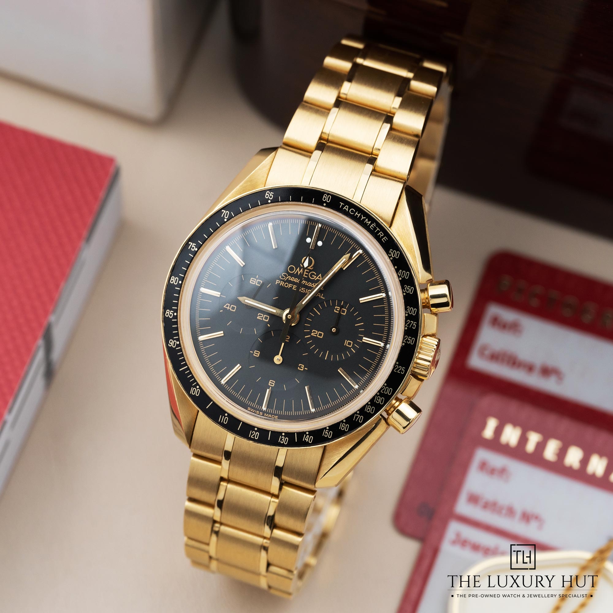 2025/11/02d32510-bd4b-44fa-a591-df70aced337eOmega_Speedmaster_Moonwatch_Yellow_Gold_52388-b.jpg