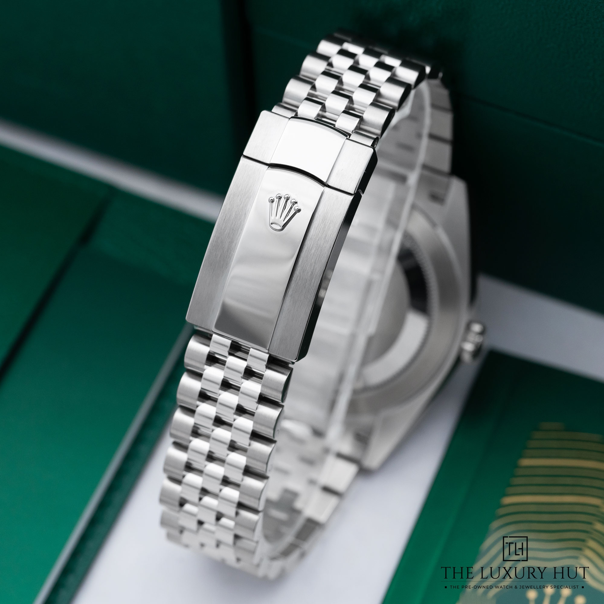 2025/11/1461bf26-984e-409a-8fac-cb8f91127980Rolex_Datejust_41mm_Mint_Green_Dial_52303-d.jpg