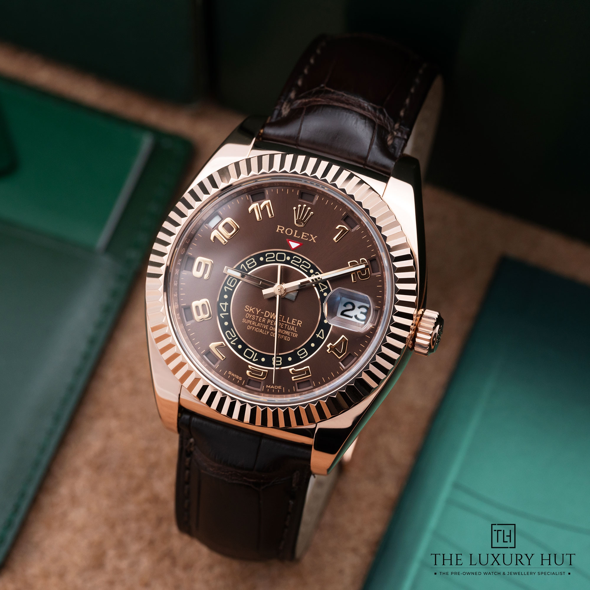 2025/11/28860540-e579-49ad-a2d0-23bc5bc02983Rolex_Sky-Dweller_Everose_Gold_42mm_Chocolate_Arabic_LB737-b.jpg