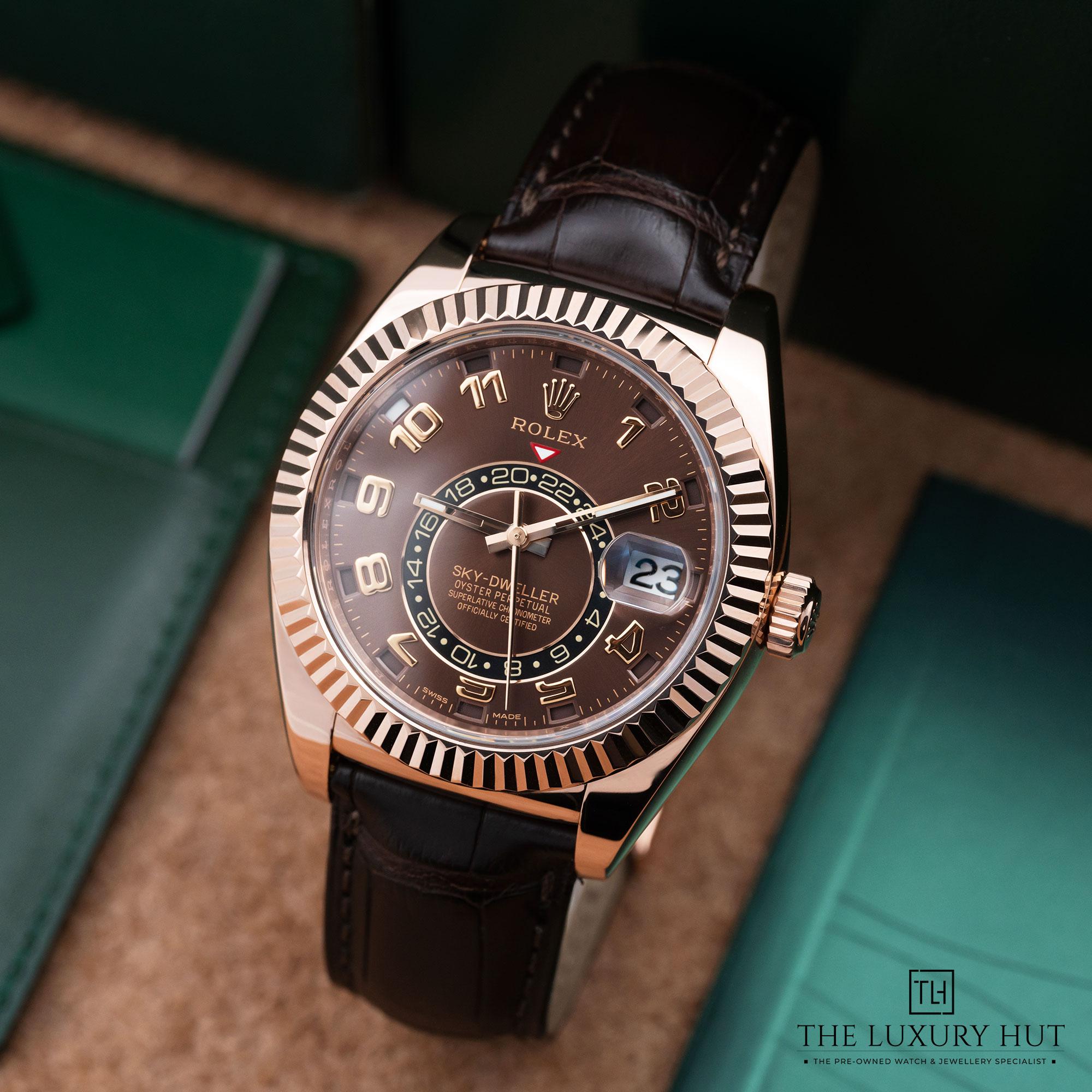 2025/11/28860540-e579-49ad-a2d0-23bc5bc02983Rolex_Sky-Dweller_Everose_Gold_42mm_Chocolate_Arabic_LB737-b.jpg