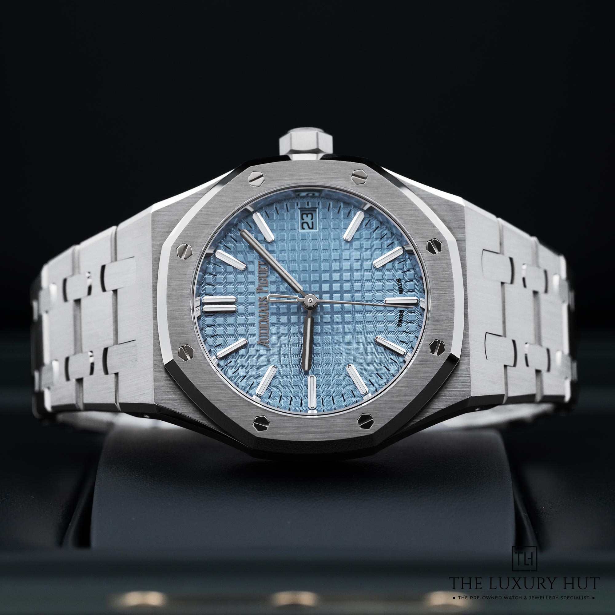 2025/11/8a9bbc87-91e6-45d1-83f1-4c3b30bafd36Audemars_Piguet_Royal_Oak_37mm_Ice_Blue_Dial_NewUpdate_LB702-ee.jpg