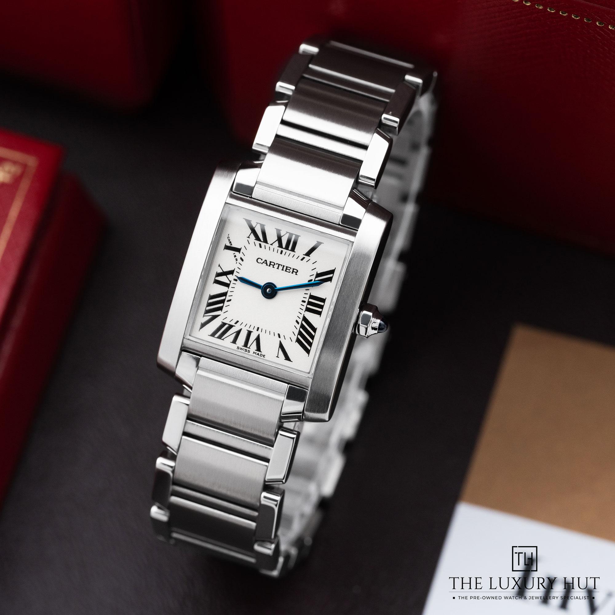 2025/11/df17de3b-5313-4753-b60f-e7354c2036d6Cartier_Tank_Française_Small_Steel_White_Roman_52329-b.jpg