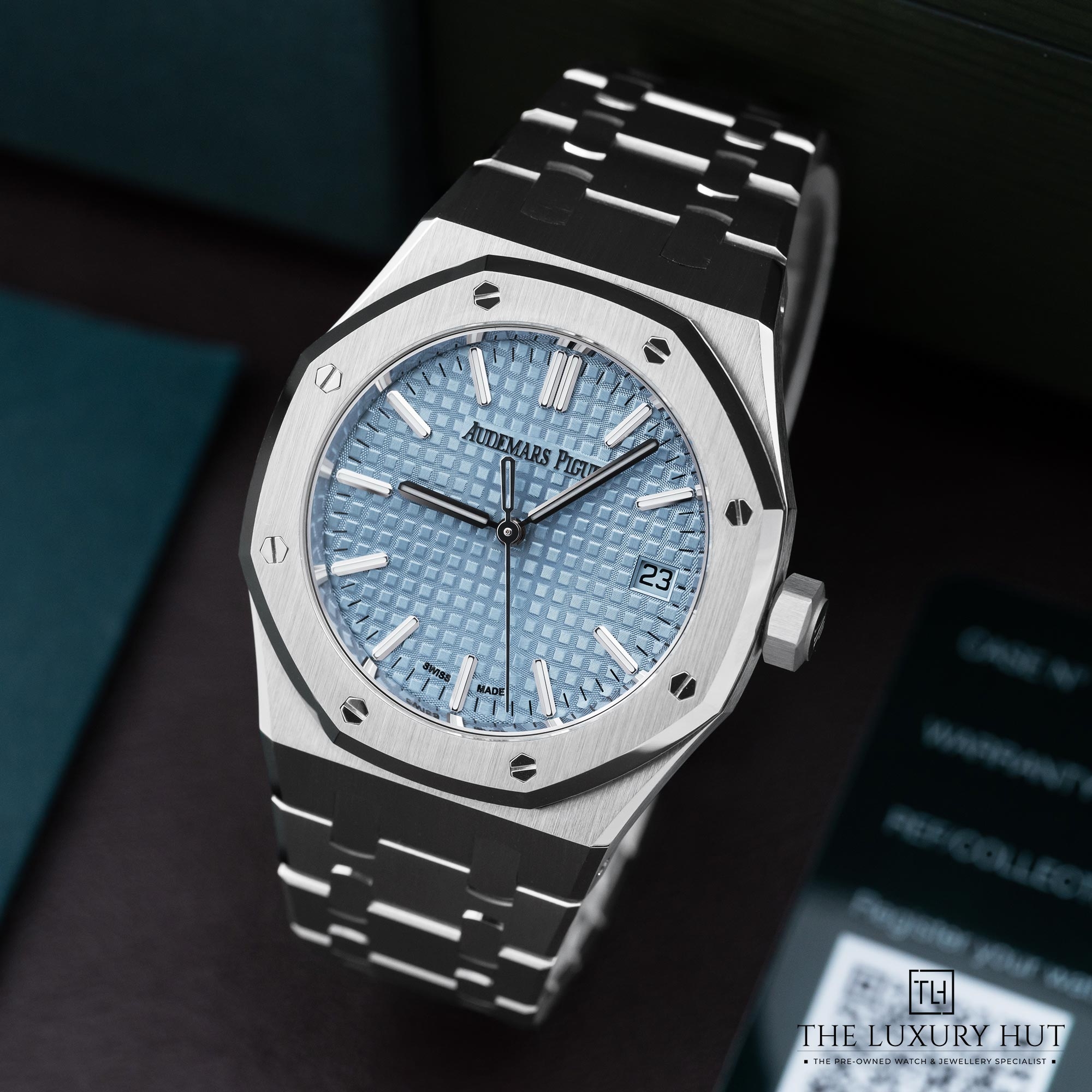 2025/11/e3603317-f520-4552-82c6-2d729c81dd07Audemars_Piguet_Royal_Oak_37mm_Ice_Blue_Dial_NewUpdate_LB702-bb.jpg