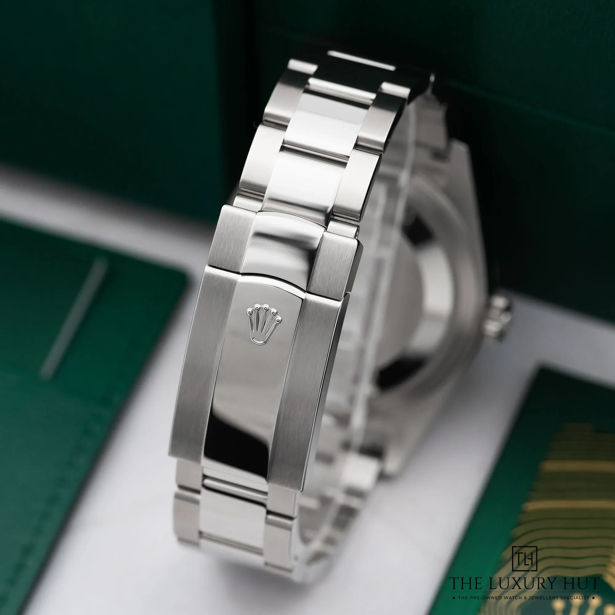 2025/12/5663d816-b8ed-4eb7-a32e-ec5648aa1b38Rolex_Sky-Dweller_Steel_Gold_42mm_Mint_Green_Update-52476-d.jpg.webp