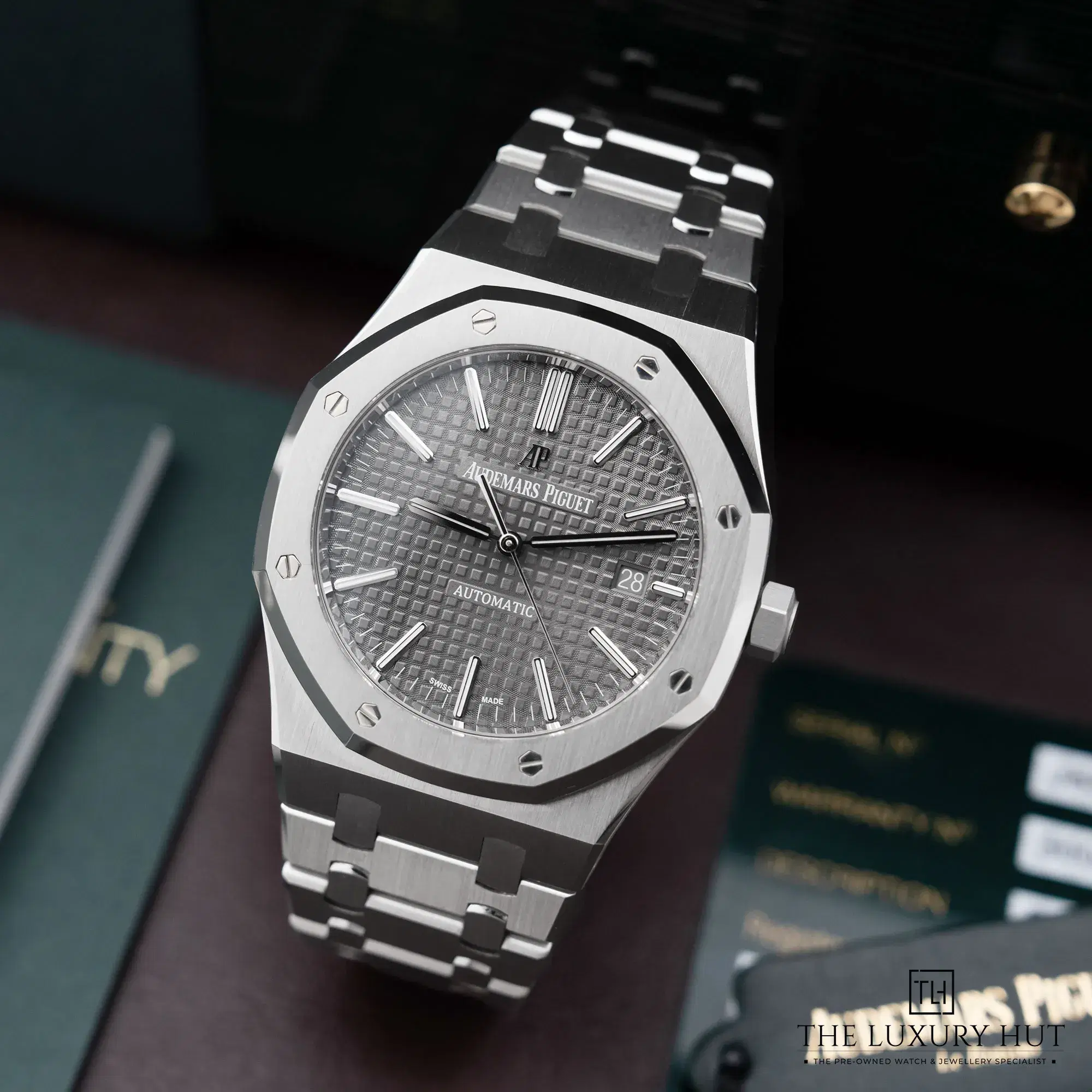2025/12/57fda364-d083-4527-8710-8d2c024b4fc7Audemars_Piguet_Royal_Oak_Grey_Grande_Tapisserie_LB794-b.jpg.webp