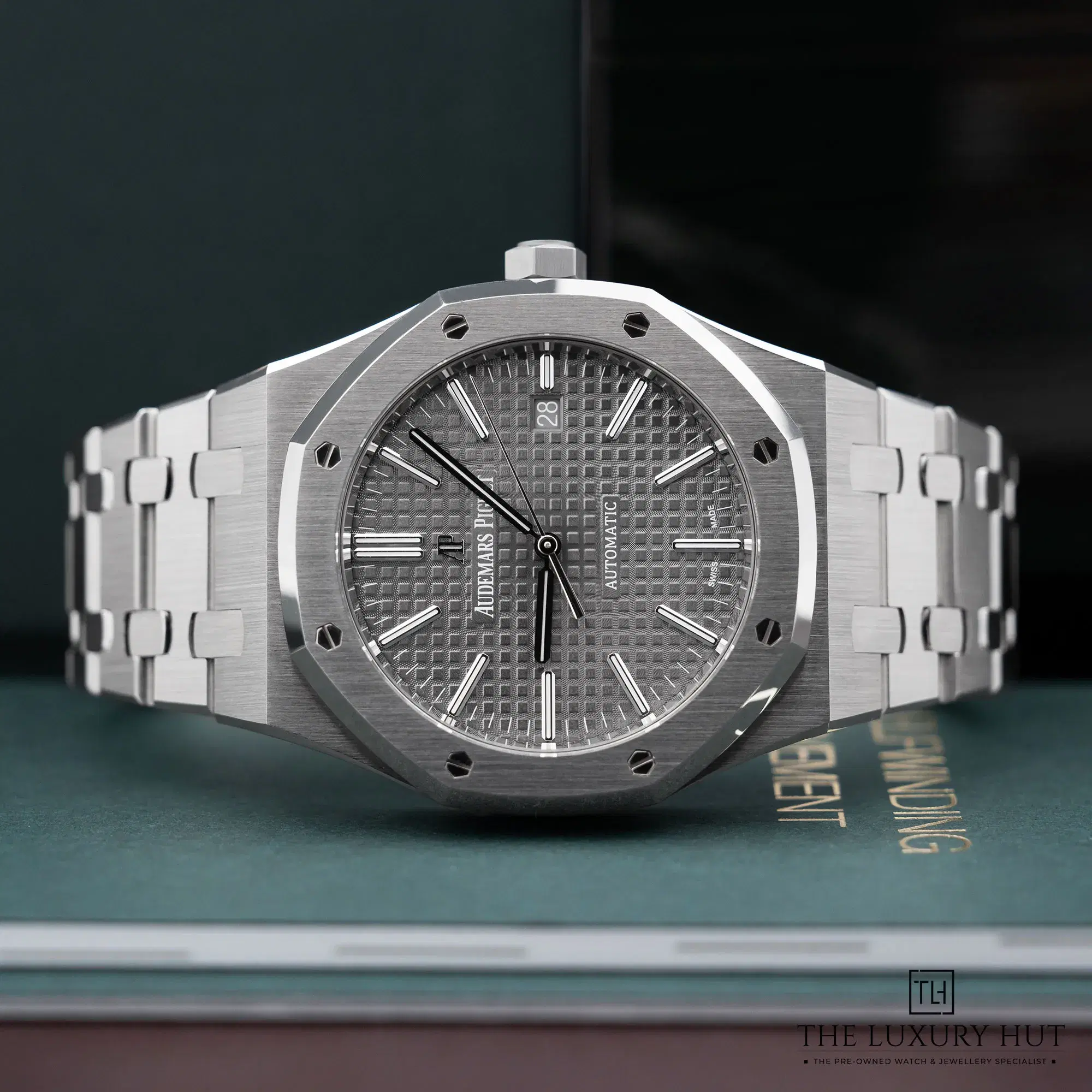 2025/12/73d169ff-2d36-4e31-8b3a-c327aefd4ee9Audemars_Piguet_Royal_Oak_Grey_Grande_Tapisserie_LB794-c.jpg.webp