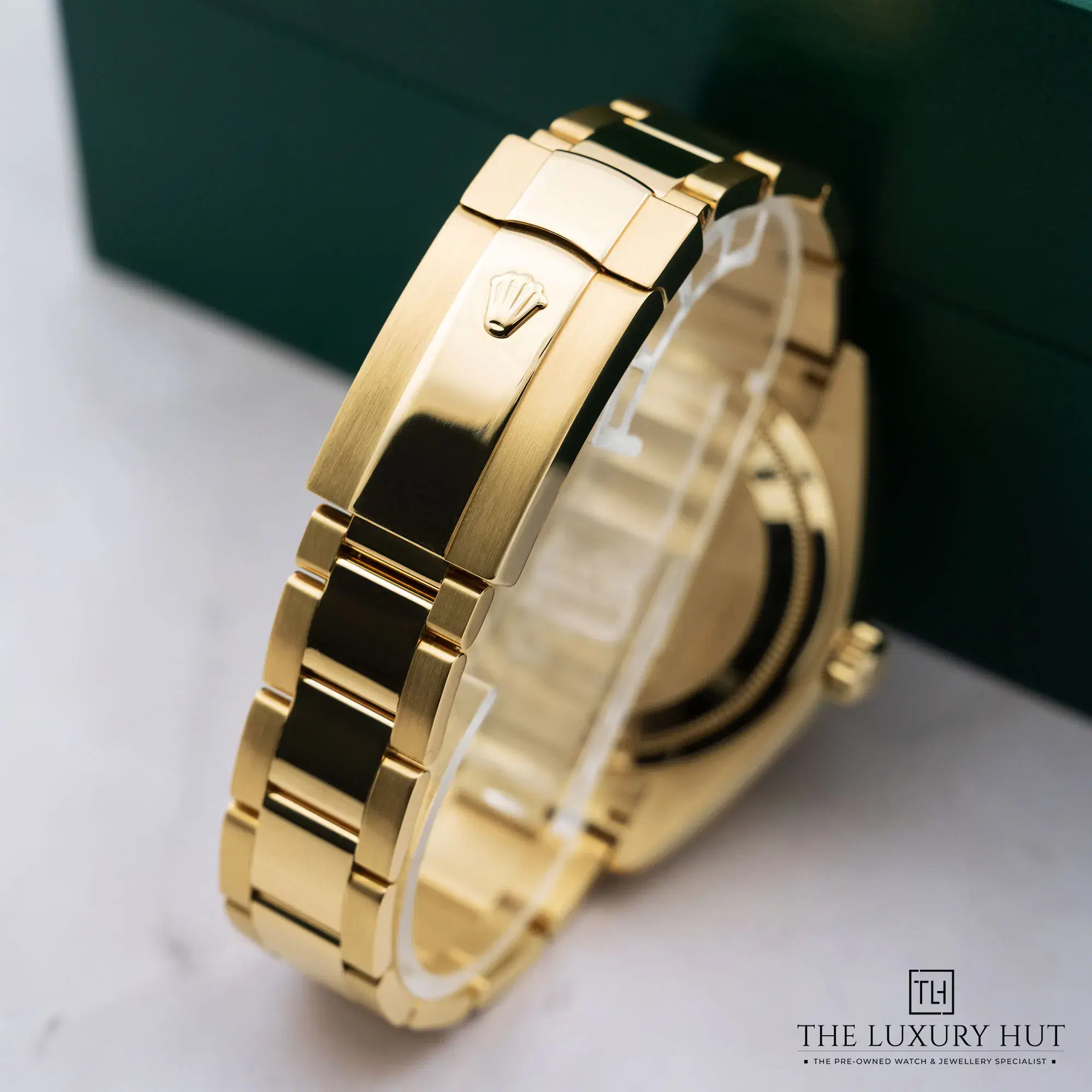 2026/01/0f827756-77d0-46e8-8ce9-4363f53d84e6Rolex_Sky-Dweller_Yellow_Gold_Reshoot_LB357-ee.jpg.webp