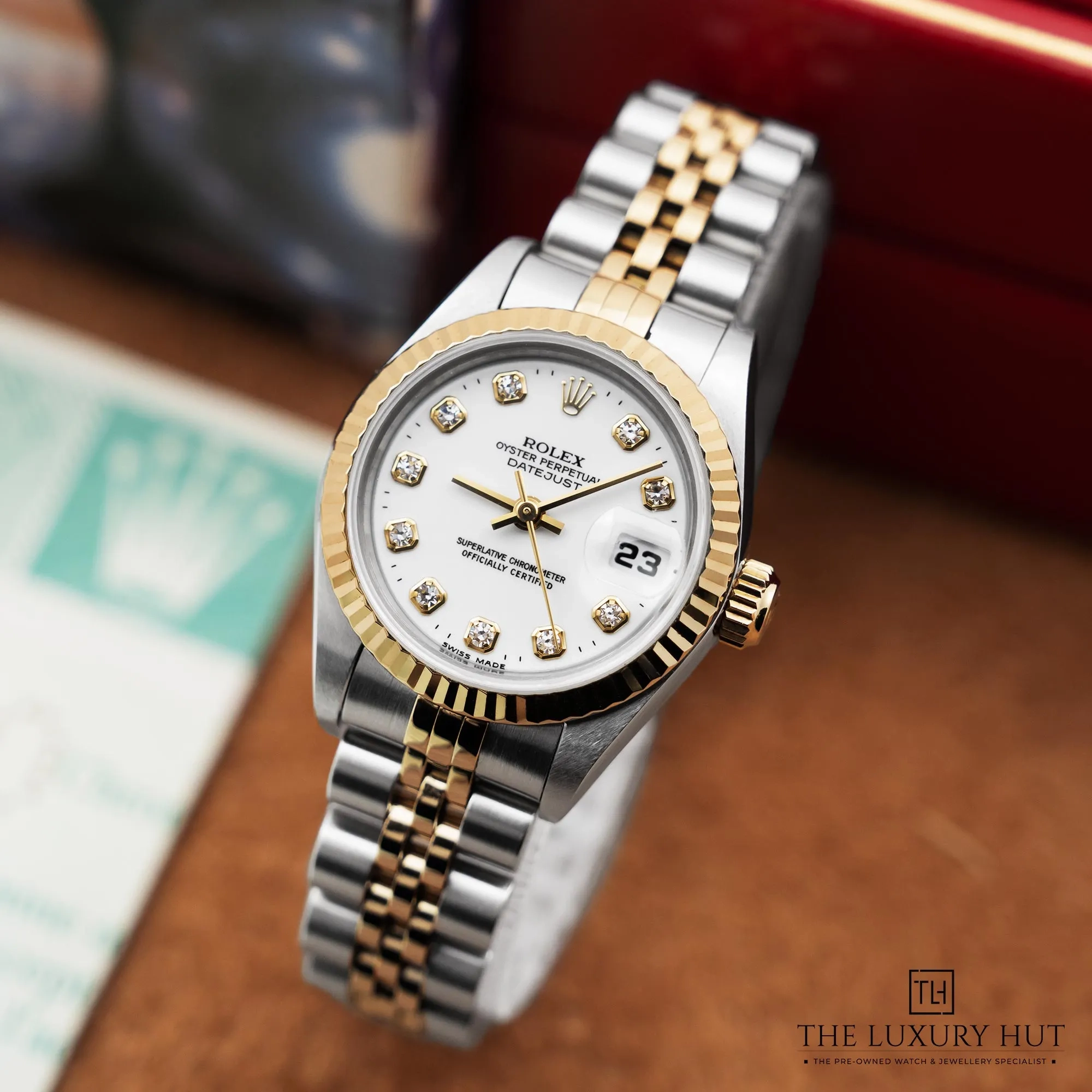 2026/01/a4ee4f7f-2e28-41ad-99d6-381a98526ee7Rolex_Lady-Datejust_26_White_Diamond_Dial_52552-b.jpg.webp