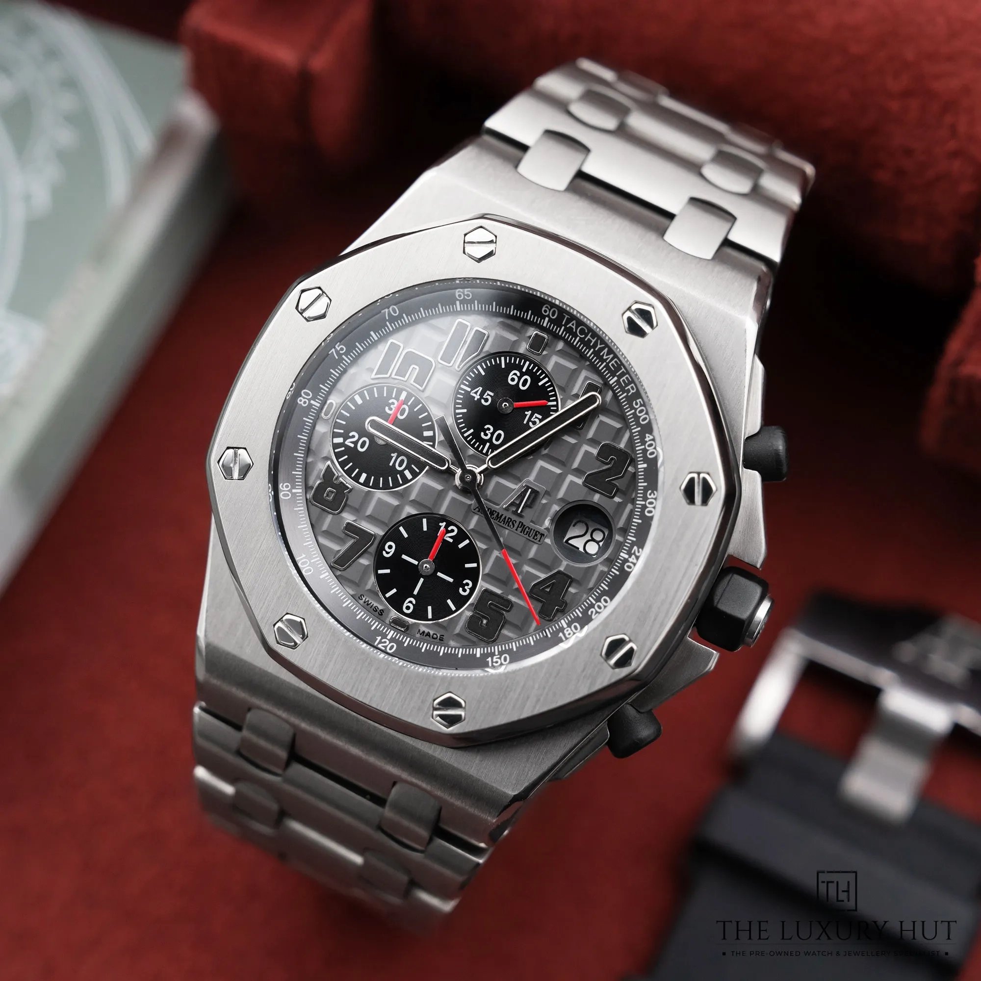 2026/02/09951286-406c-42f1-91d1-66be736ddbbaAP_Royal_Oak_Chronograph_Titanium_Grey_New_52587-bb.jpg.webp