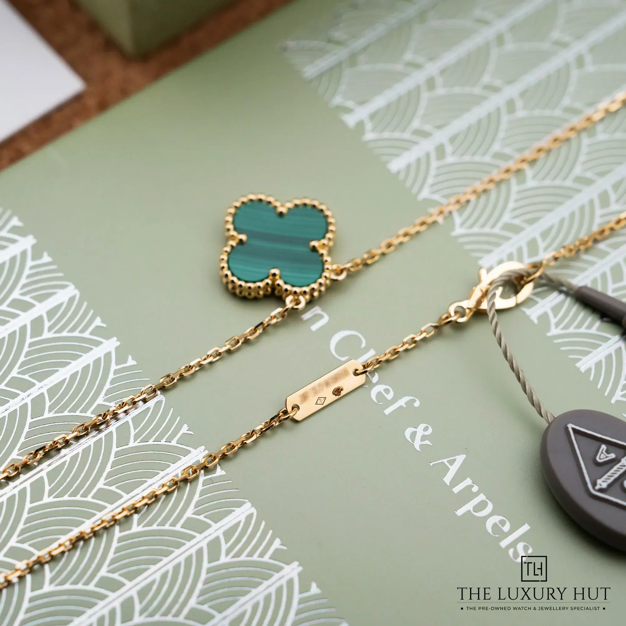 2026/02/329e05c7-8e28-4b1d-81dc-099bfda241e8Van_Cleef_Arpels_Gold_Malachite_Pendant_Necklace_52715-d.jpg.webp