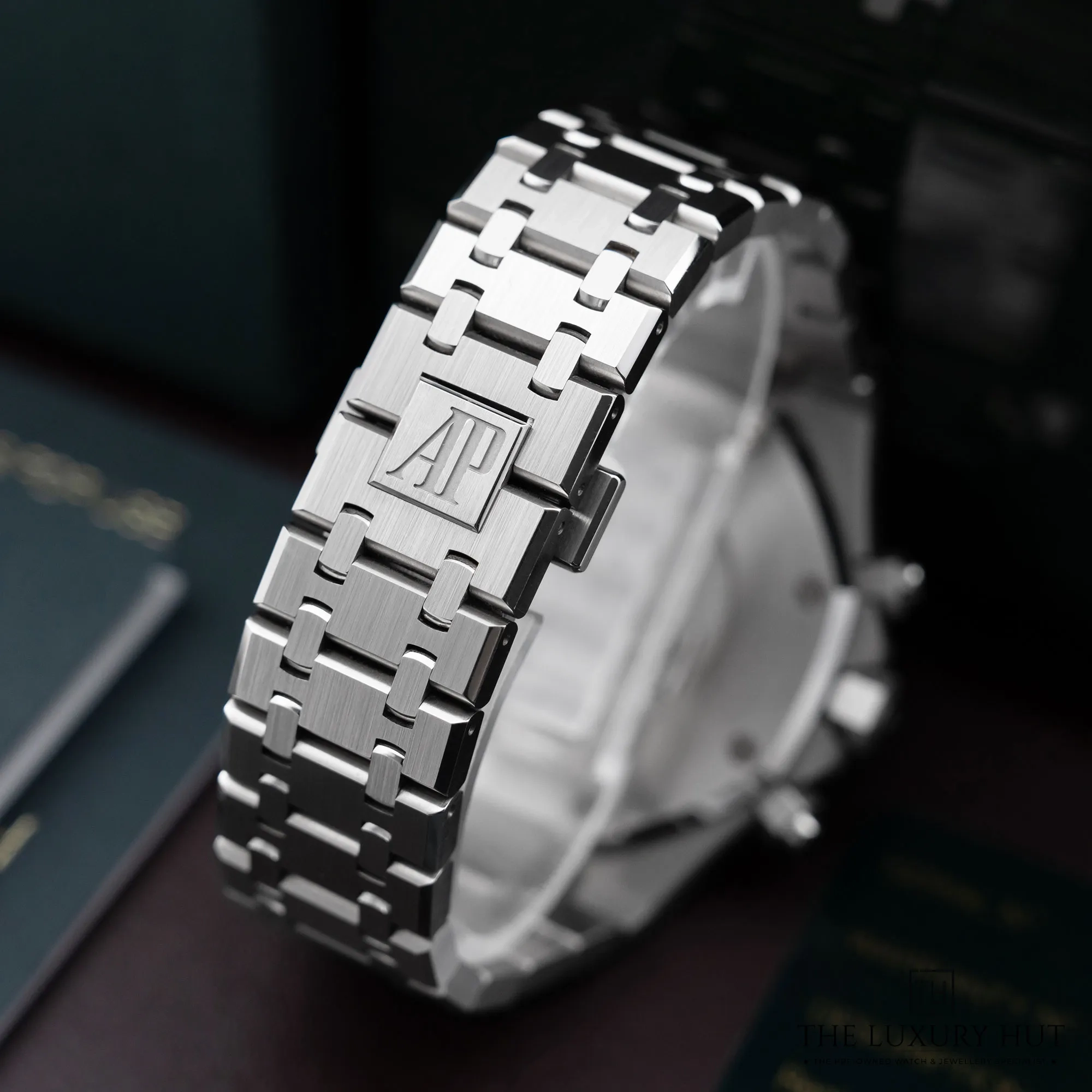 2026/02/6a77712f-fe57-4b92-be25-cf64f73268b2Audemars_Piguet_Royal_Oak_Chronograph_Blue_Dial_New_52626-e.jpg.webp