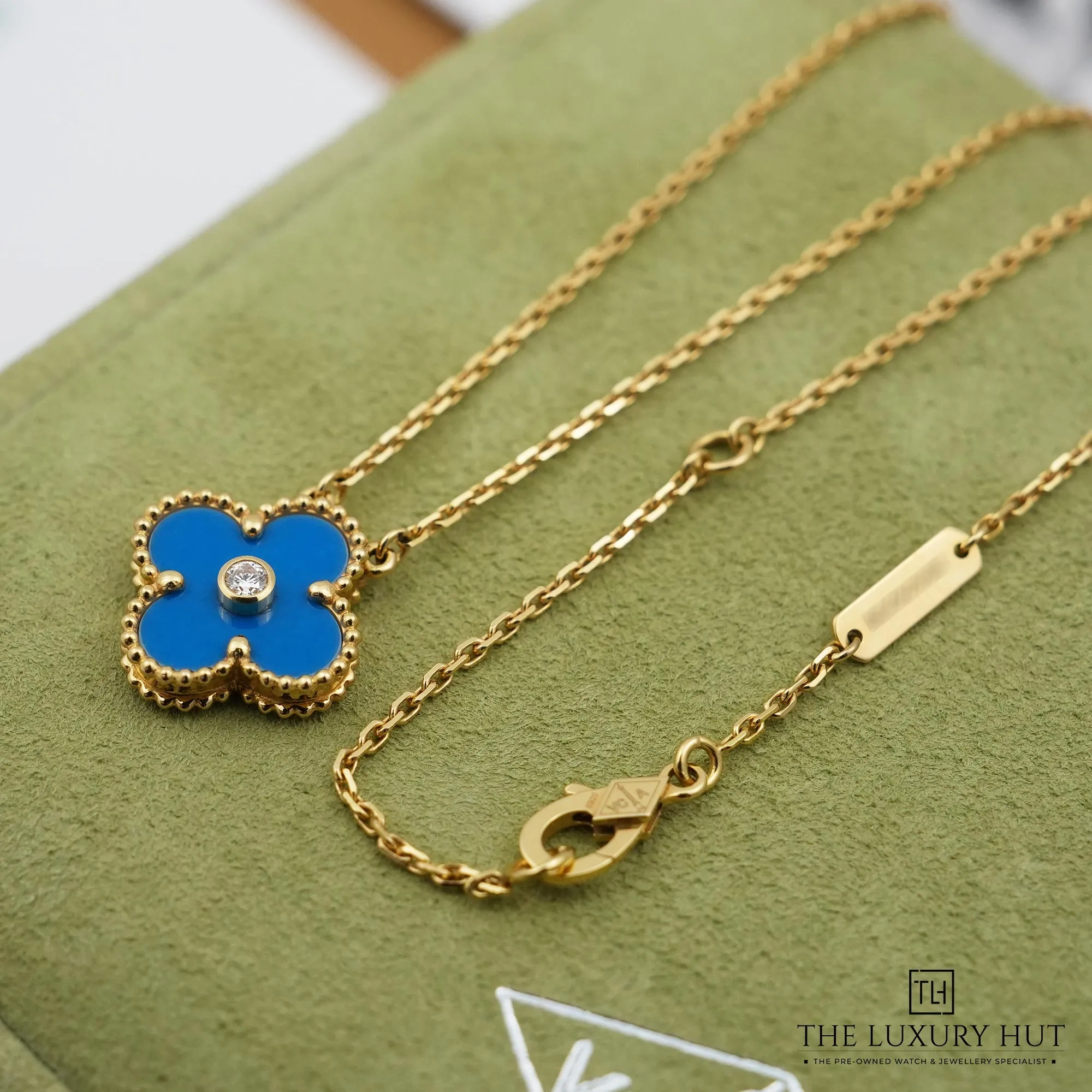 2026/03/08ede639-0484-4a9d-8506-61ccce612184Van_Cleef_Arpels_Gold_Blue_Diamond_Holiday_Pendant_52826-c.jpg.webp