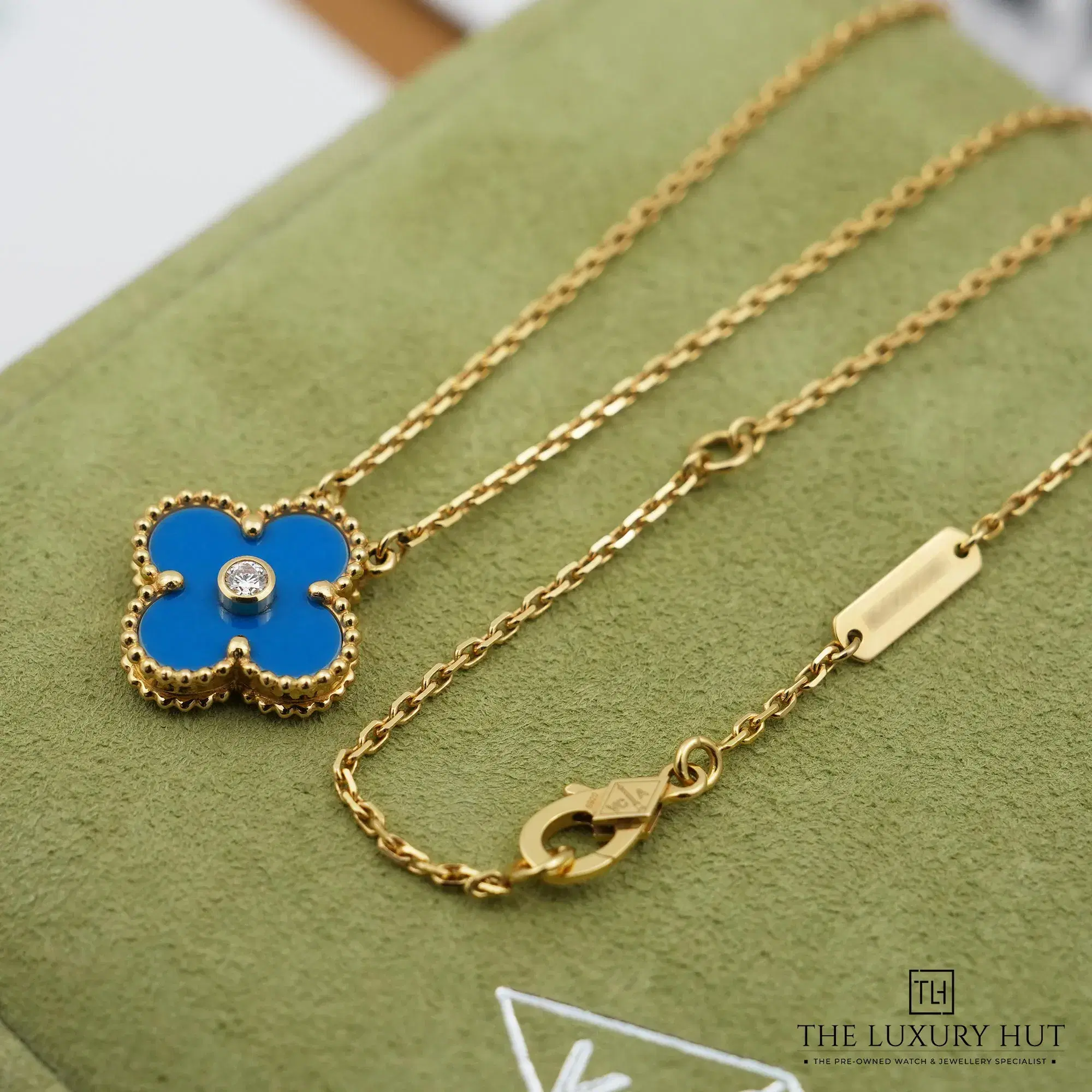 2026/03/08ede639-0484-4a9d-8506-61ccce612184Van_Cleef_Arpels_Gold_Blue_Diamond_Holiday_Pendant_52826-c.jpg.webp