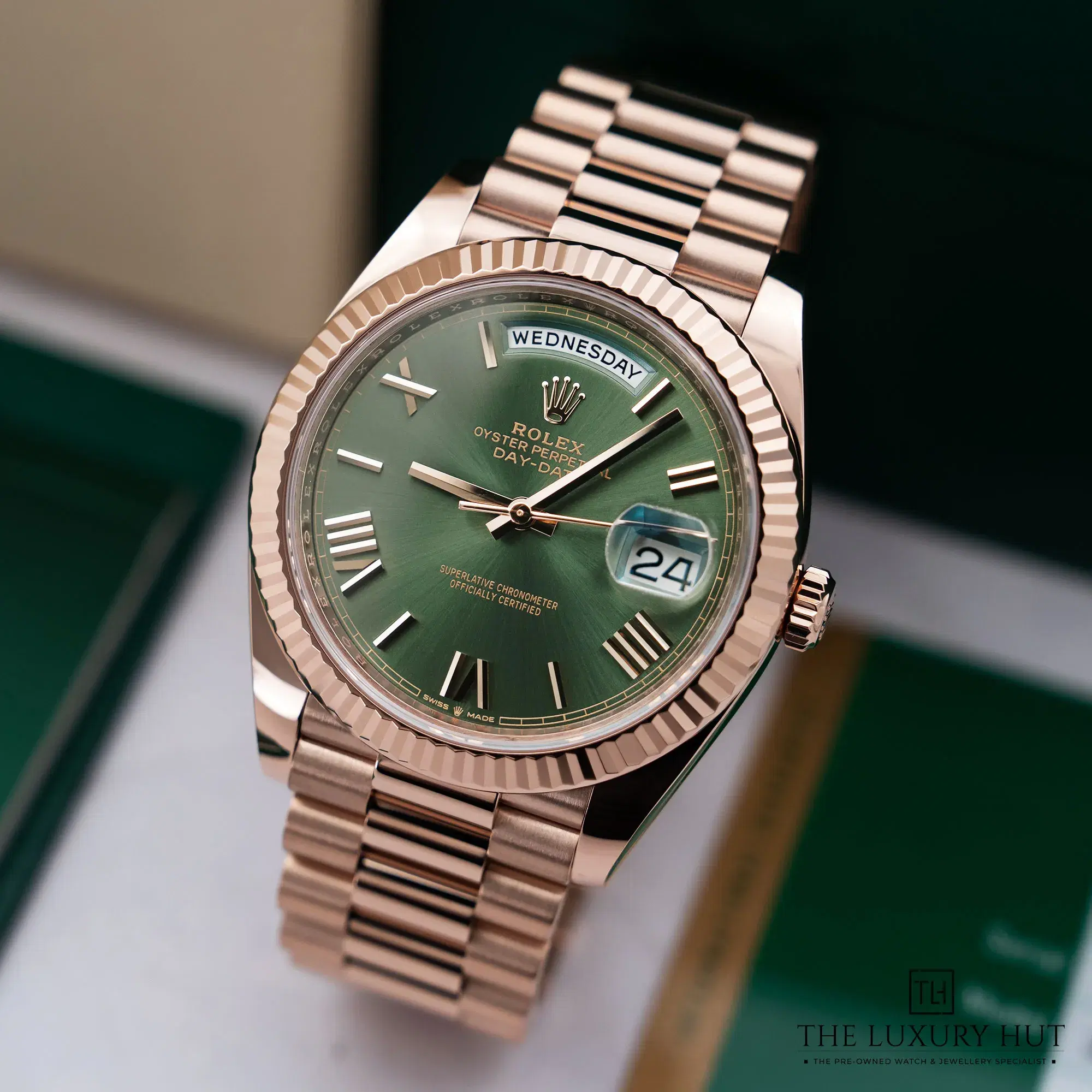 2026/03/10e42139-02aa-407b-b1a1-ea9ba4b28736Rolex_Day-Date_40mm_Everose_Olive_Green_LB848-b.jpg.webp