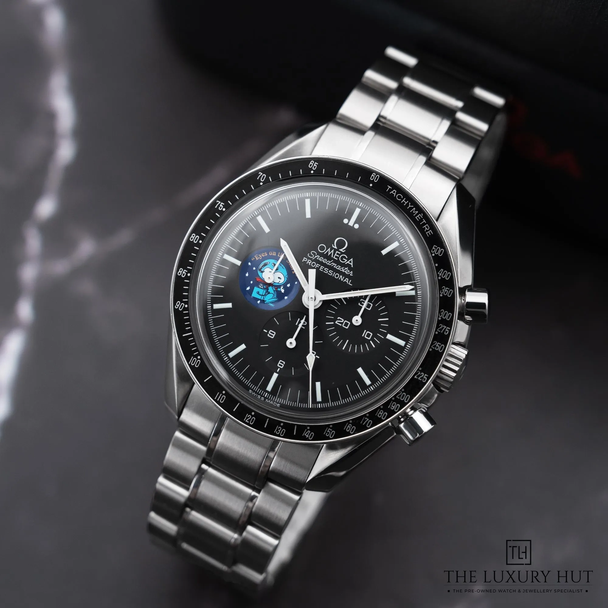 2026/03/25f63919-9d45-4008-bf25-40b7d9a54b2eOmega_Speedmaster_Snoopy_Edition_Moonwatch_52680-b.jpg.webp