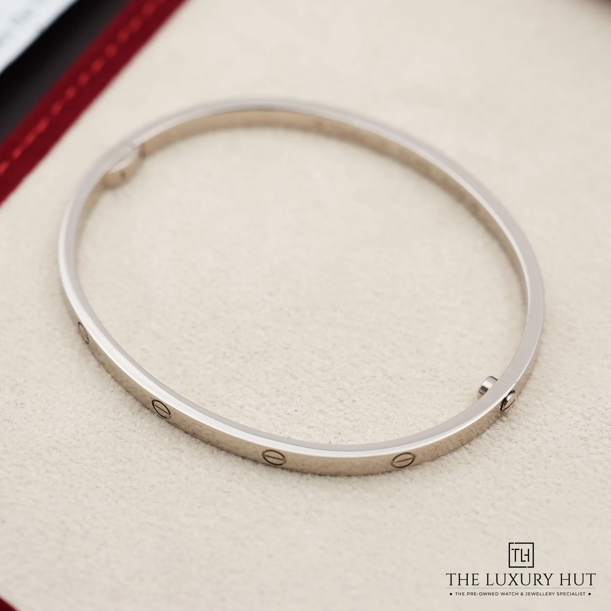 2026/03/2c3cbc23-18ef-4ce1-8473-87897d780a92Cartier_Love_Bracelet_Small_White_Gold_52693-b.jpg.webp