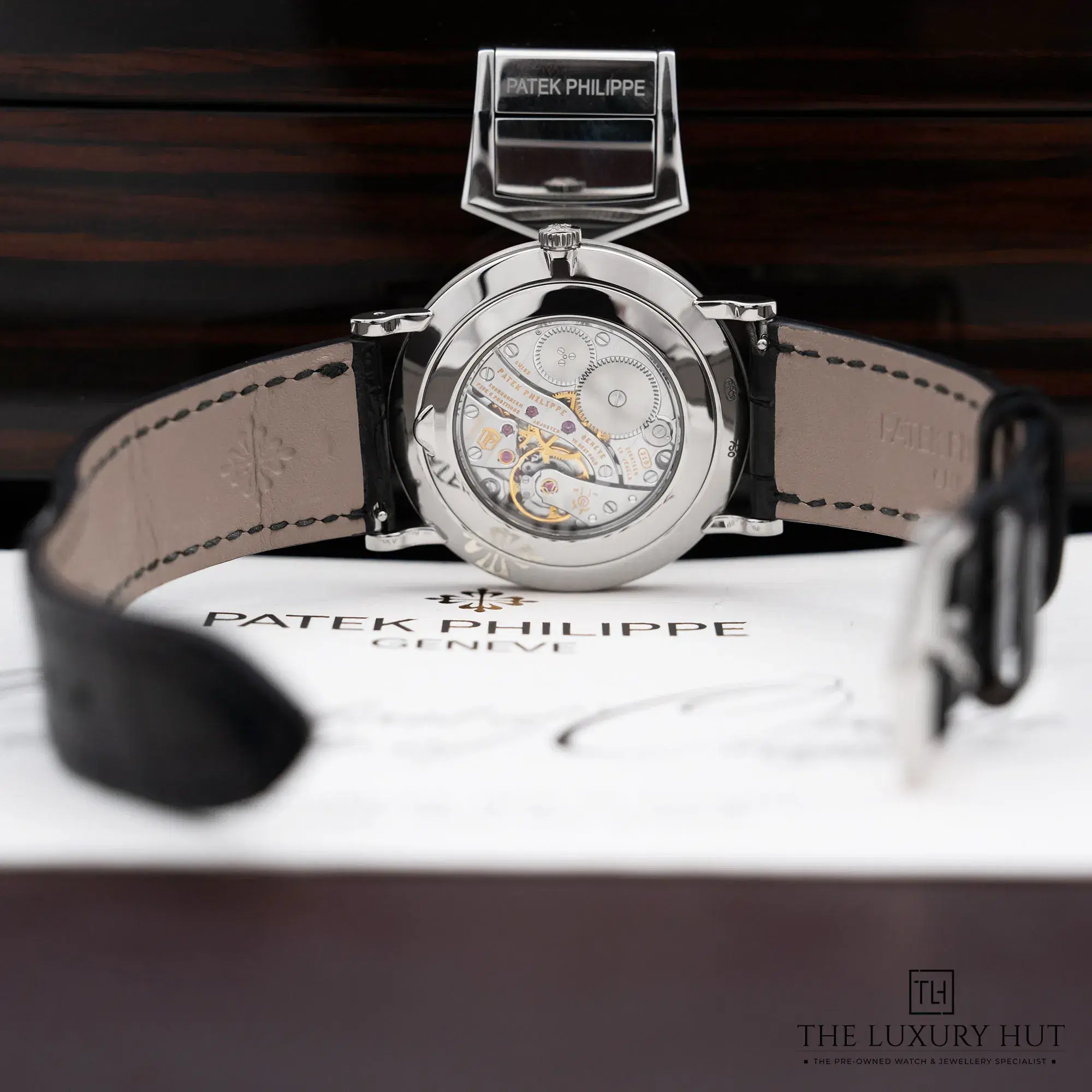 2026/03/433ec688-d866-45d0-8d8a-5e524ba9dda4Patek_Philippe_Calatrava_36mm_White_Gold_White_52676-d.jpg.webp