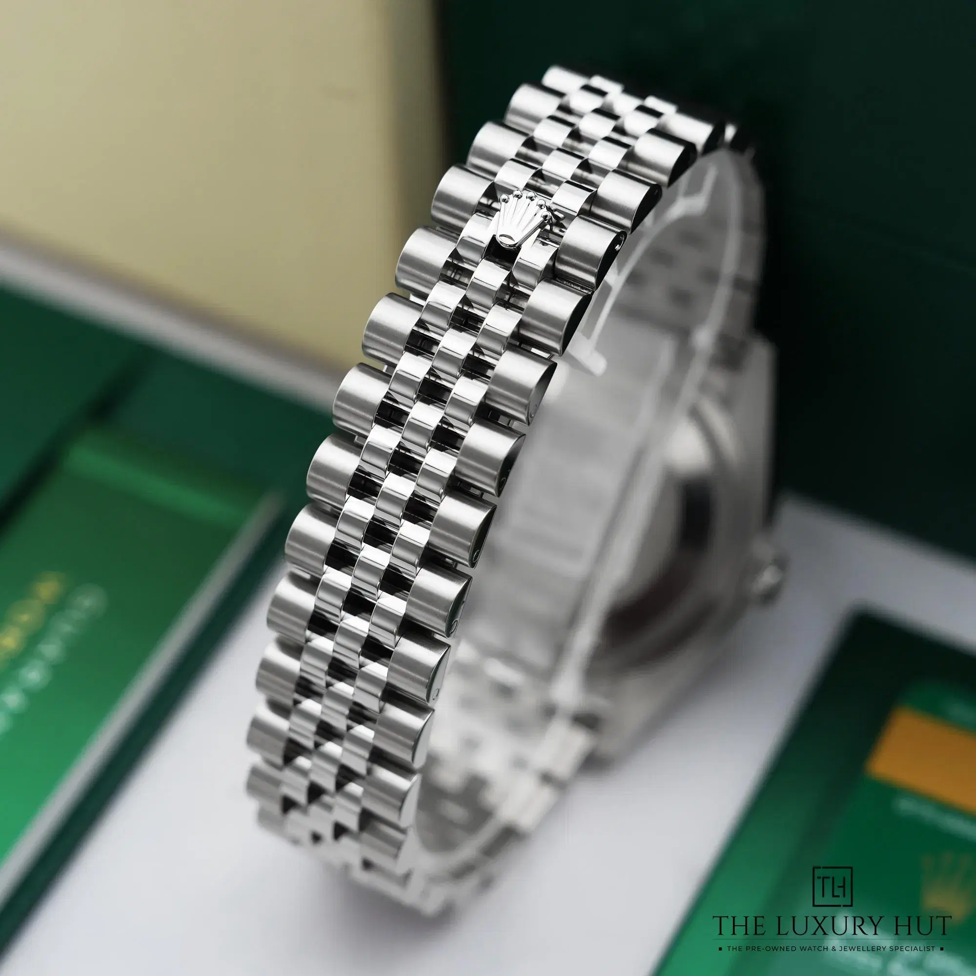 2026/03/52cf9702-c9b9-4436-afbc-785acf58cafcRolex_Datejust_36_Steel_Silver_Roman_Dial_52739-d.jpg.webp