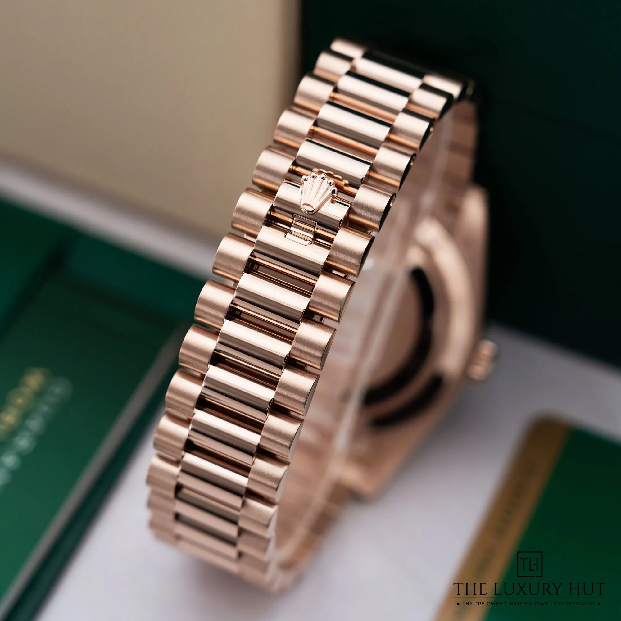 2026/03/553b9c93-0c08-46f5-9cfe-74a2899eeb9bRolex_Day-Date_40mm_Everose_Olive_Green_LB848-e.jpg.webp