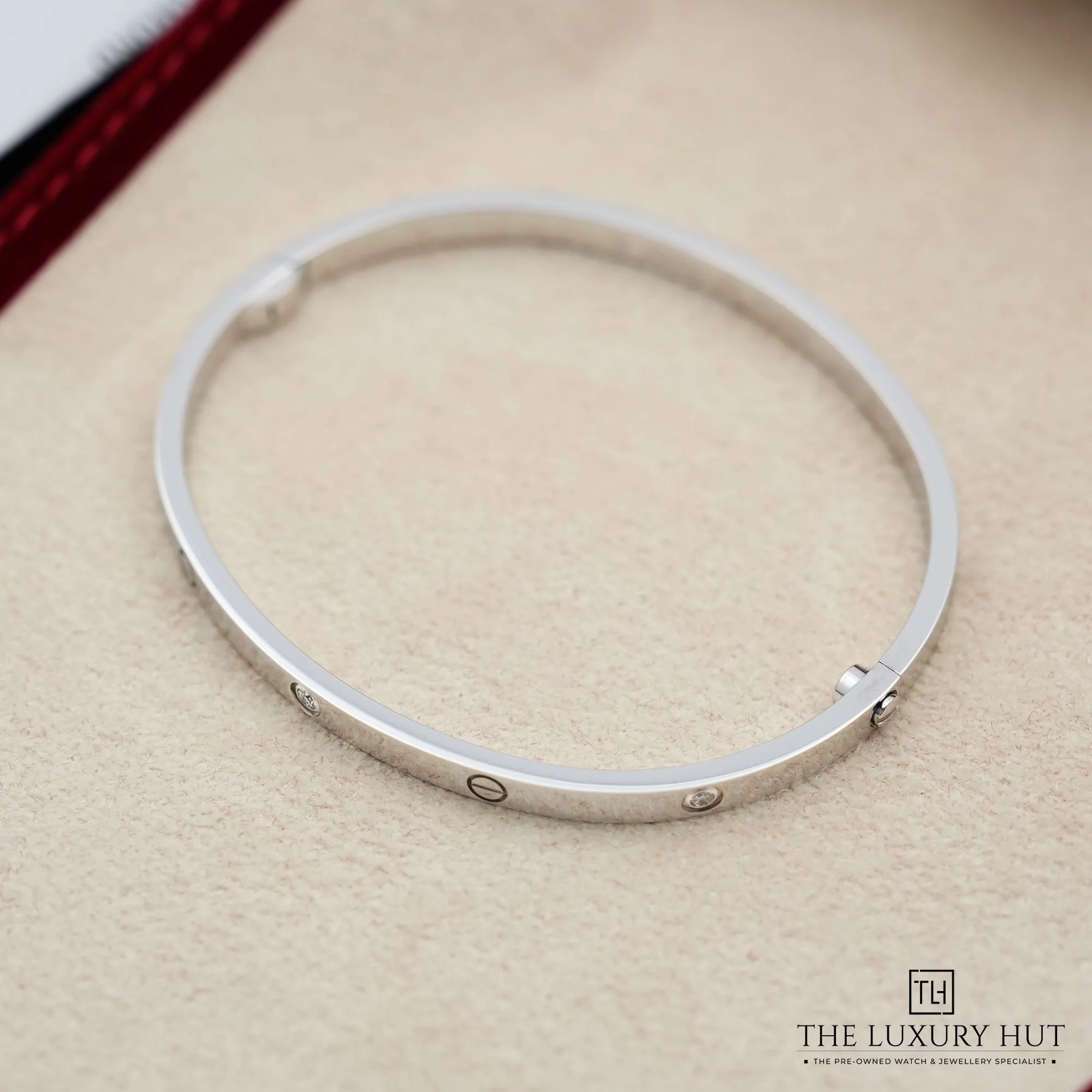 2026/03/8afa94e8-5e20-4de4-b351-8f07a92950abCartier_Love_Bracelet_Diamonds_Small_White_Gold_52695-b.jpg.webp