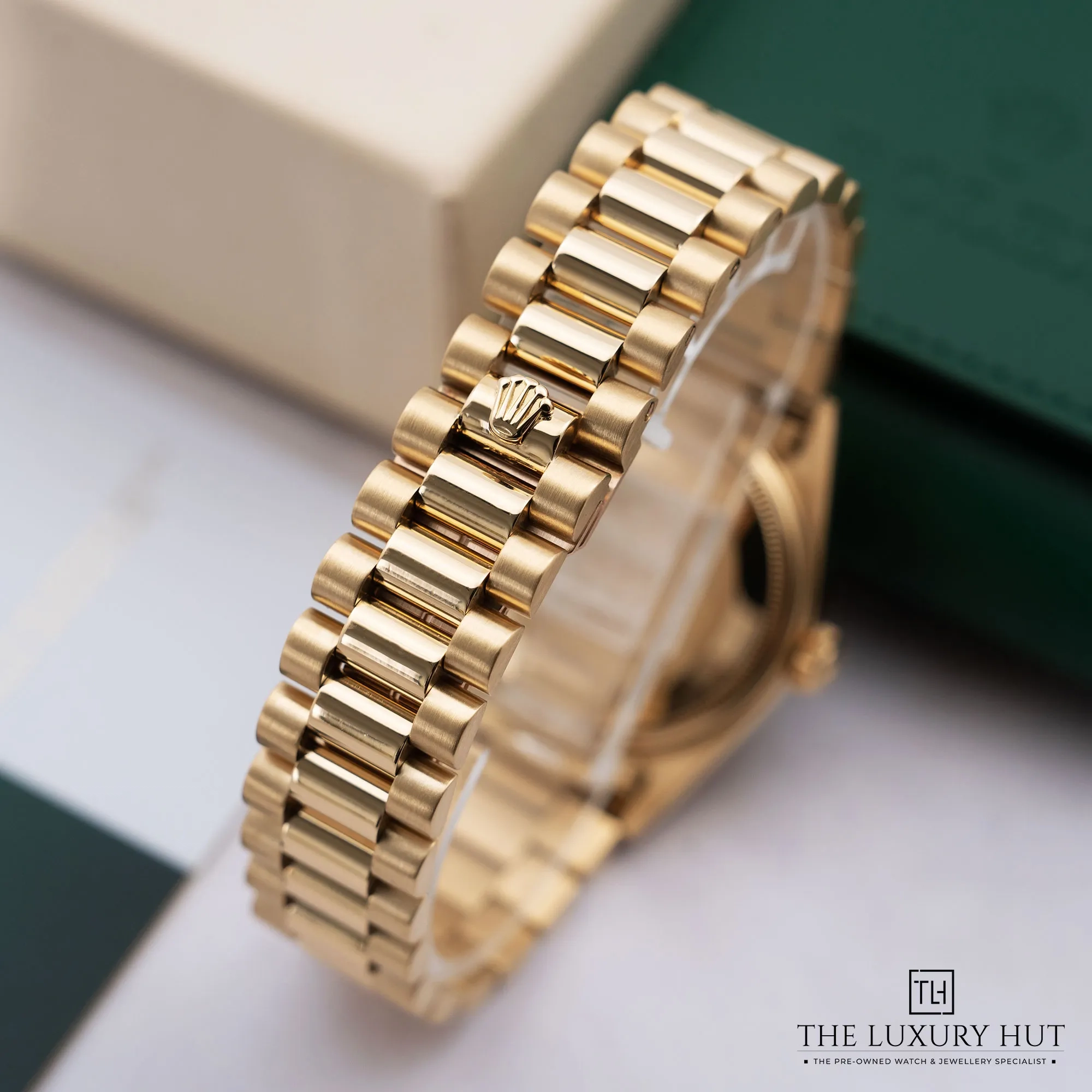 2026/03/968d8cc9-a2b6-48f1-903b-624c54e8fc57Rolex_Day-Date_36_SINGER_White_Caramel_Dial_52688-e.jpg.webp