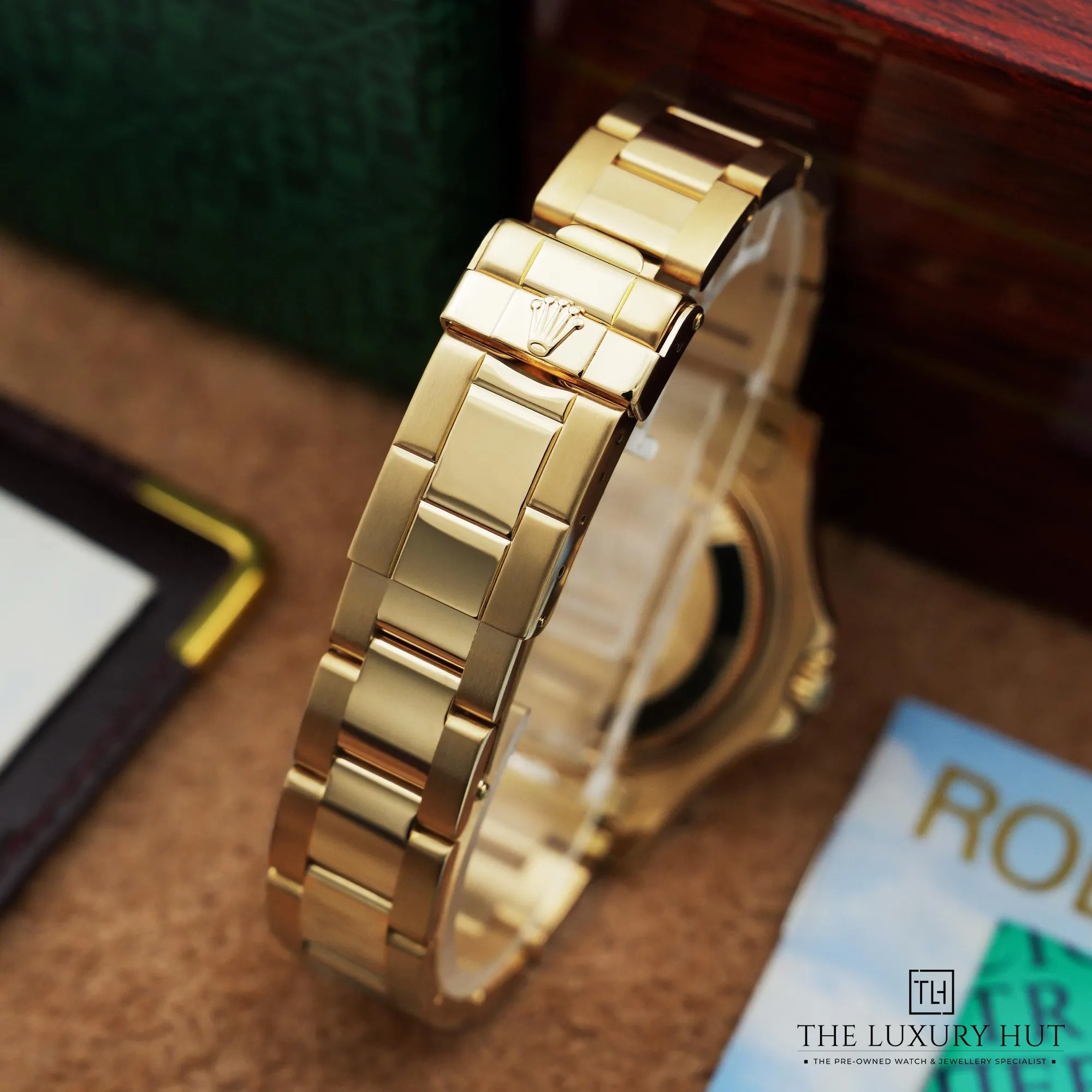 2026/03/9fa4d3f8-4db7-40d3-9c17-67272fb8f895Rolex_Yacht-Master_Yellow_Gold_35mm_Champagne_Dial_52717-d.jpg.webp