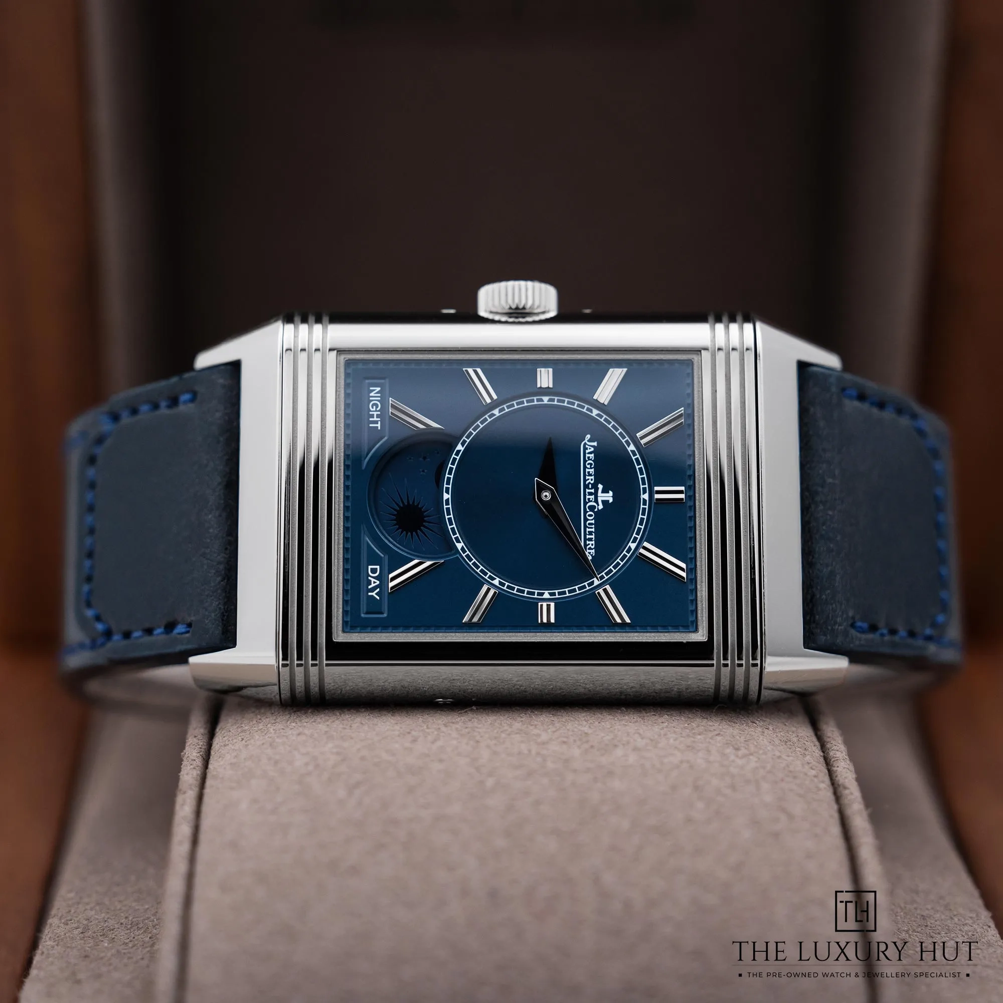 2026/03/b2d01f3c-11ed-4e66-827e-2862fd3684e1Jaeger_LeCoultre_Reverso_Tribute_Duoface_Calendar_52723-h.jpg.webp
