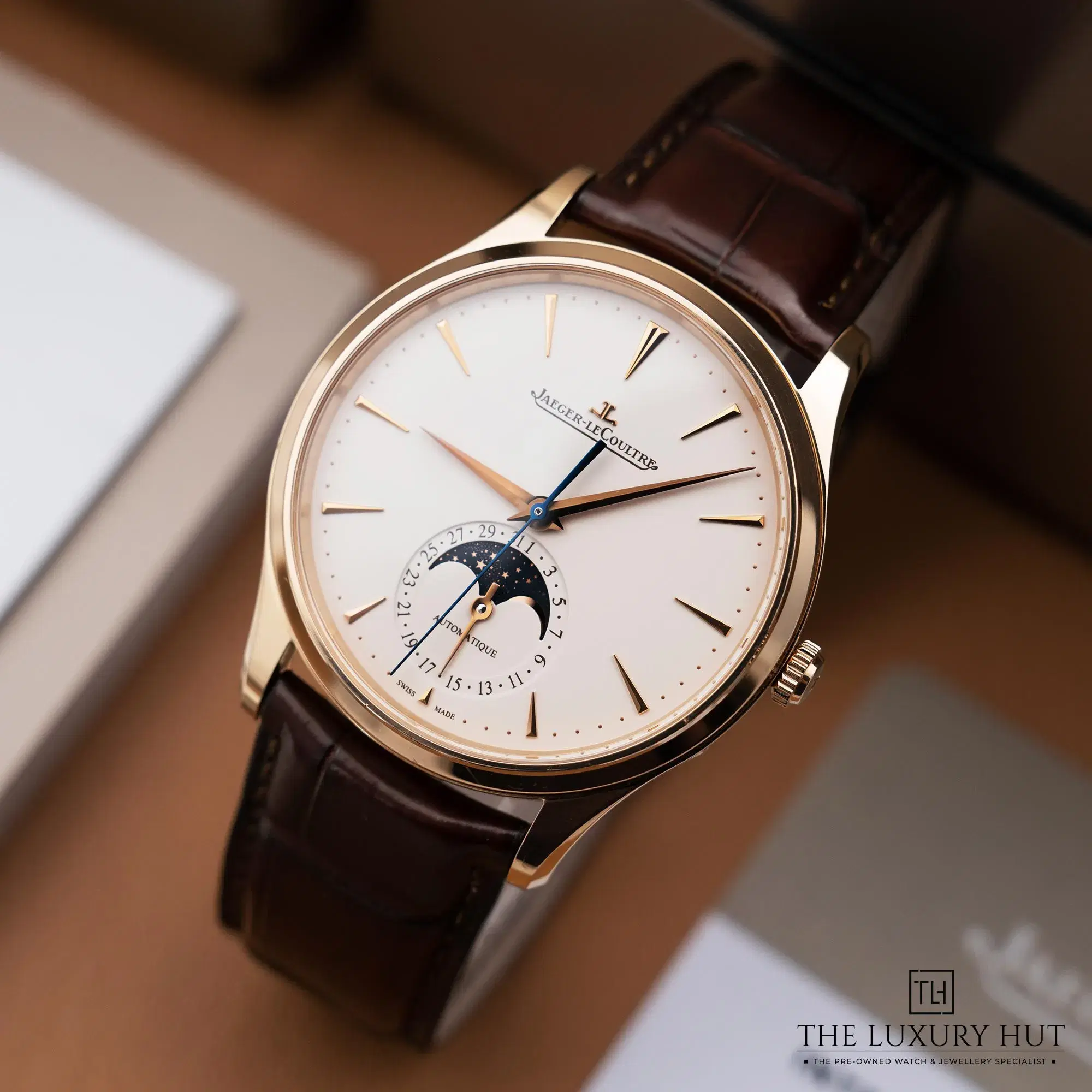 2026/03/d58aa653-daac-48d3-8759-a363b88efdb8Jaeger-LeCoultre_Master_Ultra_Thin_Moon_Beige_Dial_52753-b.jpg.webp