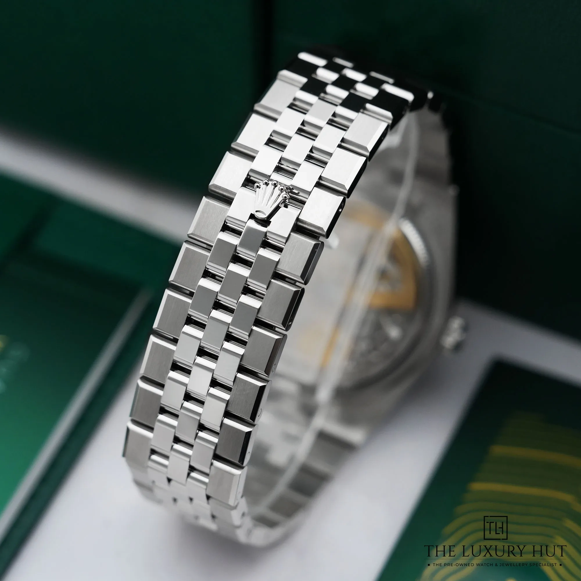 2026/03/dd4cc218-a257-403e-9139-37c3762c2756Rolex_Land-Dweller_36_White_Honeycomb_Dial_52853-e.jpg.webp