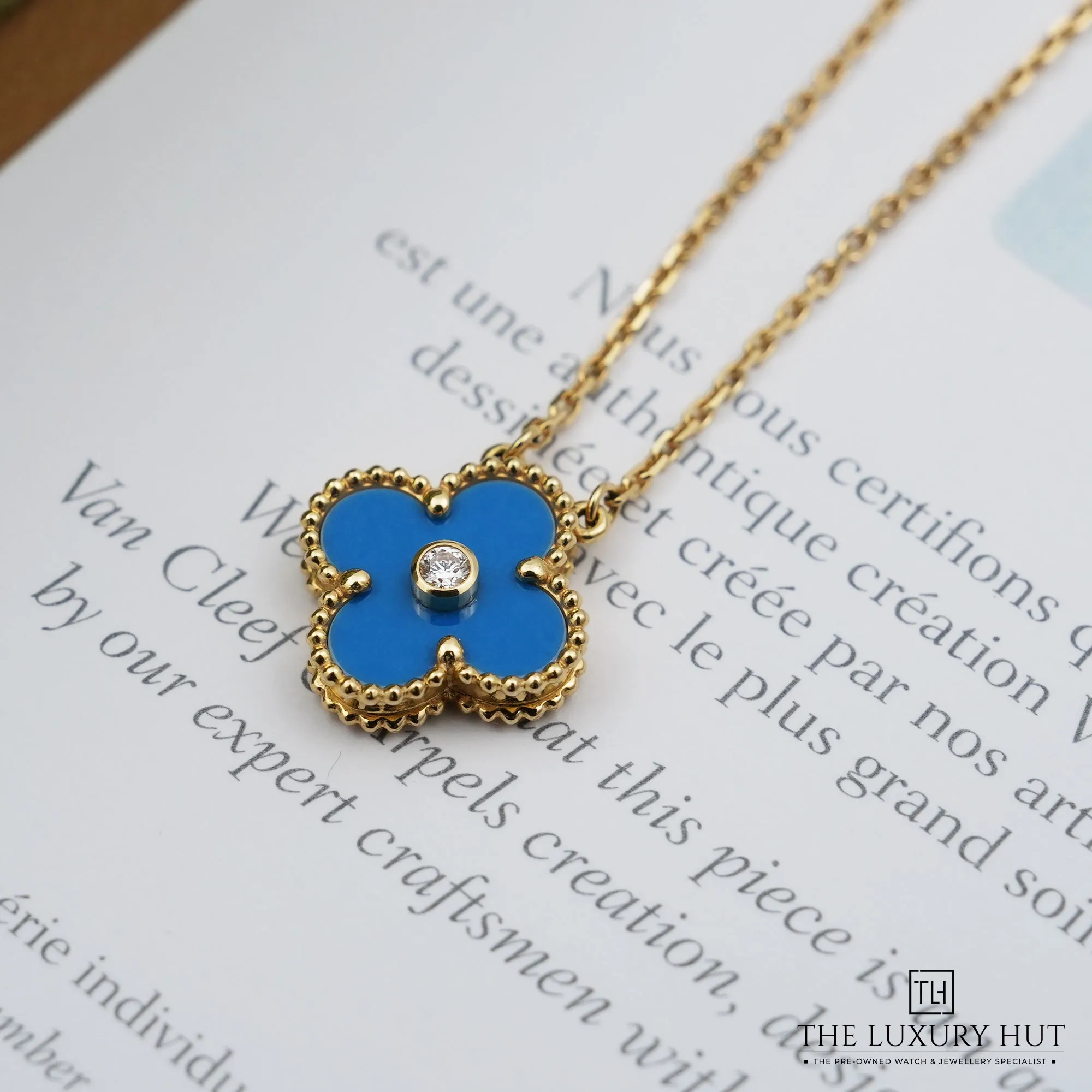 2026/03/fe1e95d0-cec4-4ff5-93d1-2942304823d1Van_Cleef_Arpels_Gold_Blue_Diamond_Holiday_Pendant_52826-b.jpg.webp