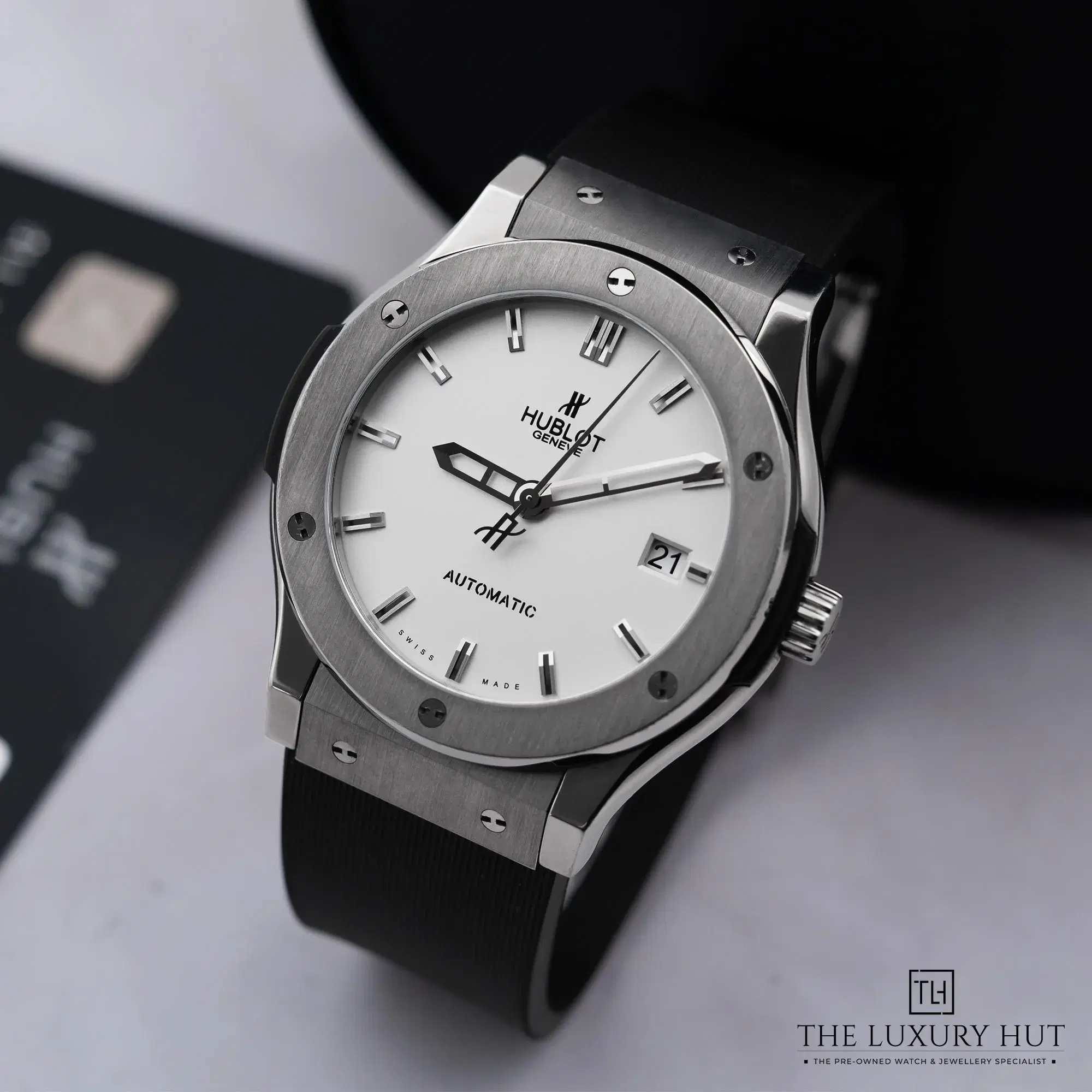 2026/03/fe75d9b5-ff10-4f8a-b366-f1c053df2fa7Hublot_Classic_Fusion_Titanium_45_Silver_Baton_52774-b.jpg.webp