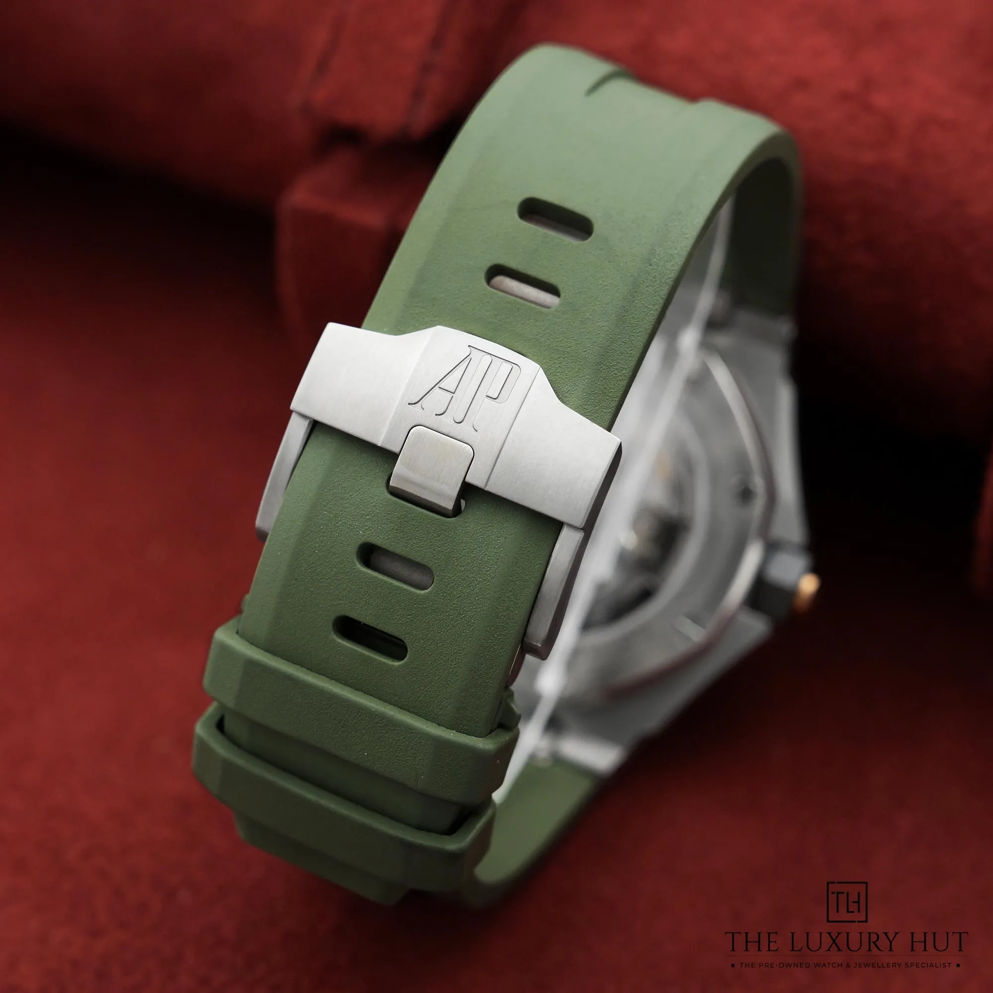 2026/04/00378421-e3af-4e26-90a6-038e1bcdd44bAudemars_Piguet_Royal_Oak_Offshore_Diver_Khaki_Green_52655-e.jpg.webp