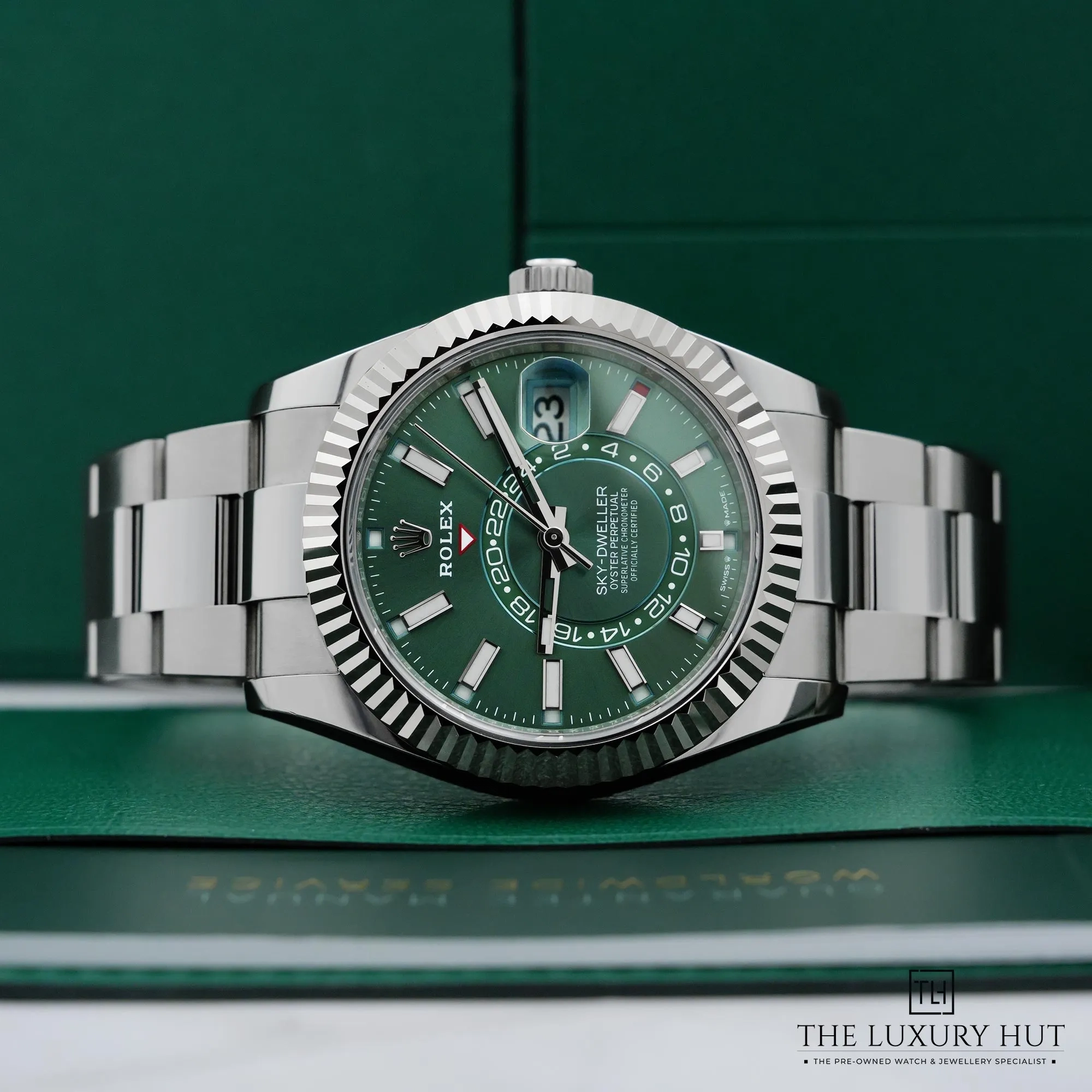 2026/04/88ef7a38-efc6-4fbb-ac2d-e4a85ea7ff7bRolex_Sky-Dweller_Steel_White_Gold_42mm_Mint_Green_52915-c.jpg.webp